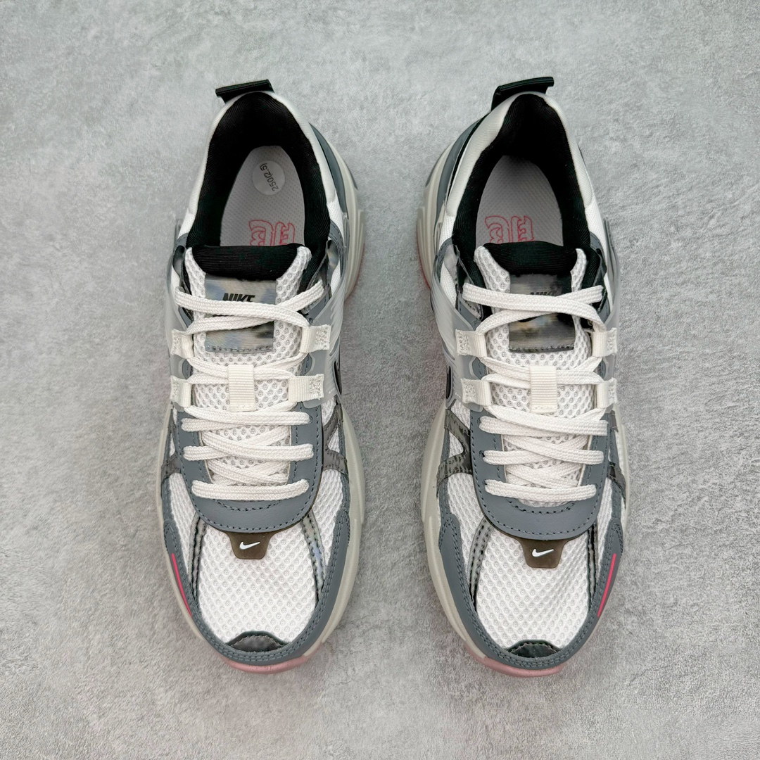 图片[2]-＃HP纯原 NK V2K Runtekk 减震防滑低帮 复古老爹鞋跑步鞋 FZ5061-100 鞋款被命名为 Runtekk 设计上借鉴了 2000 年的跑鞋风格 配色上以金属银为主调 简练又有复古运动气质 材质上使用大面积网眼、皮革、TPU 组成 支撑和透气性肯定不错 中底处由 Cushlon 泡绵打造 保证在压马路时可以提供优秀脚感 并通过一手做旧氧化效果突出复古感 中底造型很容易让大家联想到巴黎世家3XL 增高效果同样不能忽视 尺码：35.5 36 36.5 37.5 38 38.5 39 40 40.5 41 42 42.5 43 44 44.5 45 46-选品中心