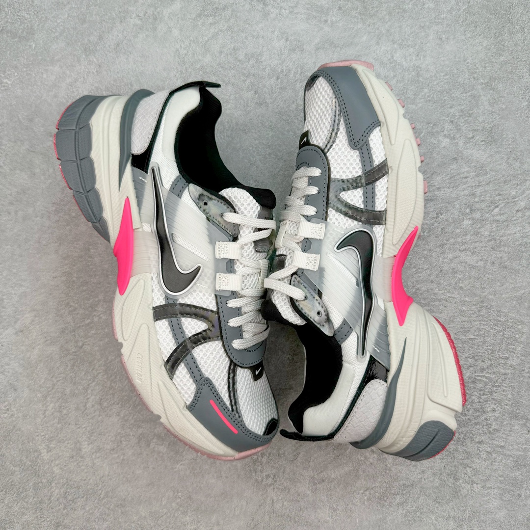 图片[3]-＃HP纯原 NK V2K Runtekk 减震防滑低帮 复古老爹鞋跑步鞋 FZ5061-100 鞋款被命名为 Runtekk 设计上借鉴了 2000 年的跑鞋风格 配色上以金属银为主调 简练又有复古运动气质 材质上使用大面积网眼、皮革、TPU 组成 支撑和透气性肯定不错 中底处由 Cushlon 泡绵打造 保证在压马路时可以提供优秀脚感 并通过一手做旧氧化效果突出复古感 中底造型很容易让大家联想到巴黎世家3XL 增高效果同样不能忽视 尺码：35.5 36 36.5 37.5 38 38.5 39 40 40.5 41 42 42.5 43 44 44.5 45 46-选品中心