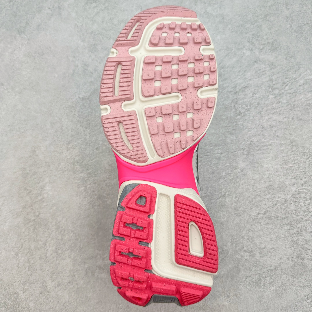 图片[9]-＃HP纯原 NK V2K Runtekk 减震防滑低帮 复古老爹鞋跑步鞋 FZ5061-100 鞋款被命名为 Runtekk 设计上借鉴了 2000 年的跑鞋风格 配色上以金属银为主调 简练又有复古运动气质 材质上使用大面积网眼、皮革、TPU 组成 支撑和透气性肯定不错 中底处由 Cushlon 泡绵打造 保证在压马路时可以提供优秀脚感 并通过一手做旧氧化效果突出复古感 中底造型很容易让大家联想到巴黎世家3XL 增高效果同样不能忽视 尺码：35.5 36 36.5 37.5 38 38.5 39 40 40.5 41 42 42.5 43 44 44.5 45 46-选品中心