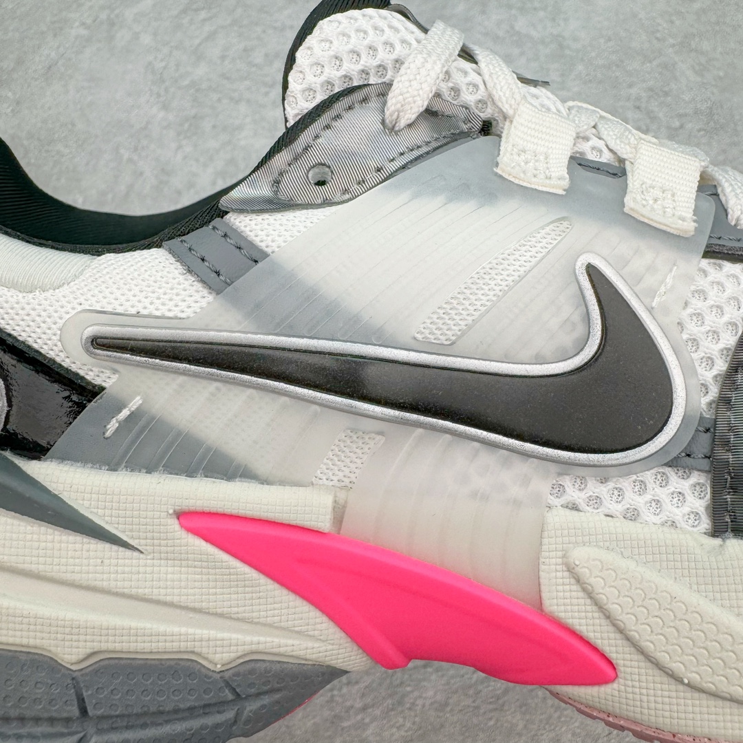 图片[18]-＃HP纯原 NK V2K Runtekk 减震防滑低帮 复古老爹鞋跑步鞋 FZ5061-100 鞋款被命名为 Runtekk 设计上借鉴了 2000 年的跑鞋风格 配色上以金属银为主调 简练又有复古运动气质 材质上使用大面积网眼、皮革、TPU 组成 支撑和透气性肯定不错 中底处由 Cushlon 泡绵打造 保证在压马路时可以提供优秀脚感 并通过一手做旧氧化效果突出复古感 中底造型很容易让大家联想到巴黎世家3XL 增高效果同样不能忽视 尺码：35.5 36 36.5 37.5 38 38.5 39 40 40.5 41 42 42.5 43 44 44.5 45 46-选品中心