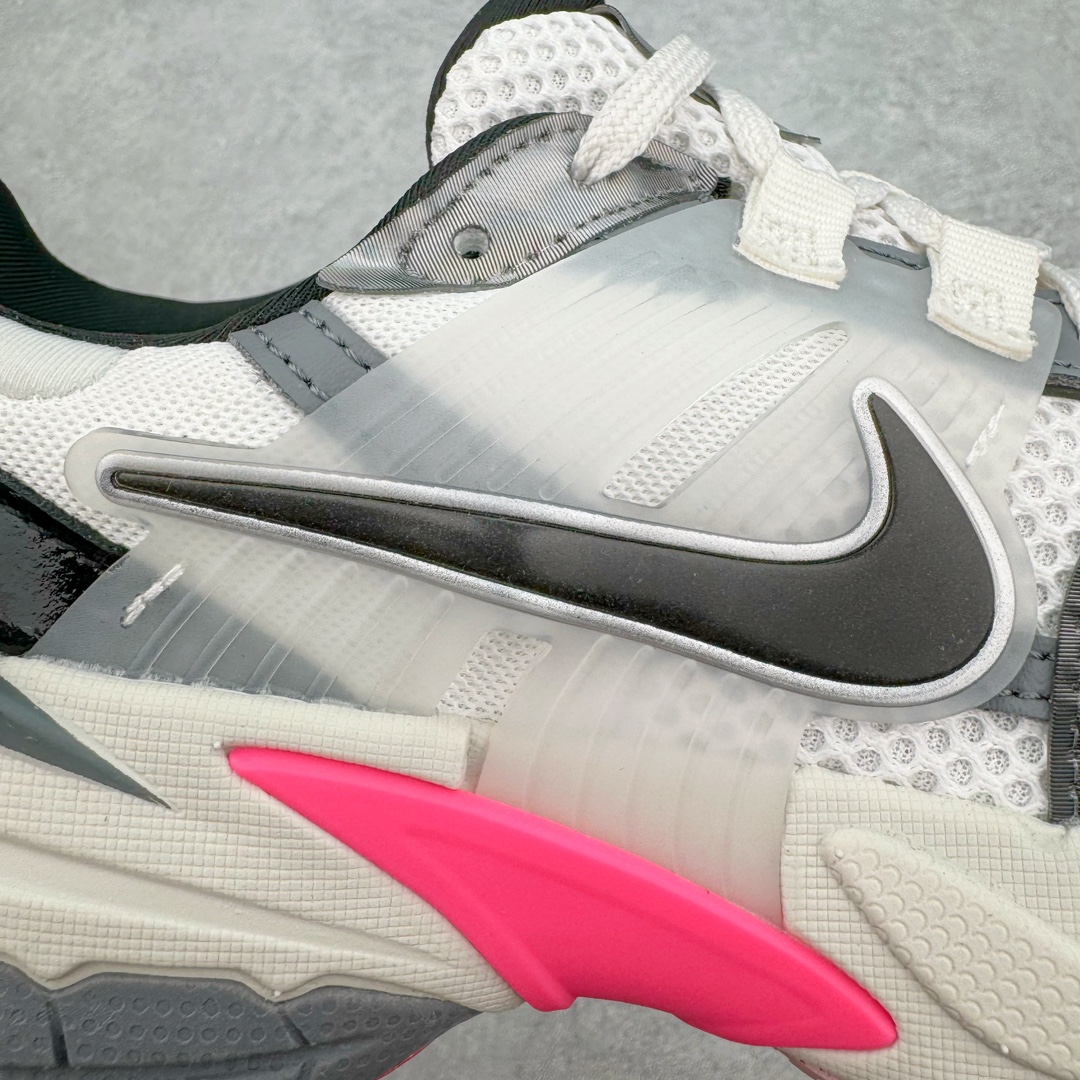 图片[10]-＃HP纯原 NK V2K Runtekk 减震防滑低帮 复古老爹鞋跑步鞋 FZ5061-100 鞋款被命名为 Runtekk 设计上借鉴了 2000 年的跑鞋风格 配色上以金属银为主调 简练又有复古运动气质 材质上使用大面积网眼、皮革、TPU 组成 支撑和透气性肯定不错 中底处由 Cushlon 泡绵打造 保证在压马路时可以提供优秀脚感 并通过一手做旧氧化效果突出复古感 中底造型很容易让大家联想到巴黎世家3XL 增高效果同样不能忽视 尺码：35.5 36 36.5 37.5 38 38.5 39 40 40.5 41 42 42.5 43 44 44.5 45 46-选品中心