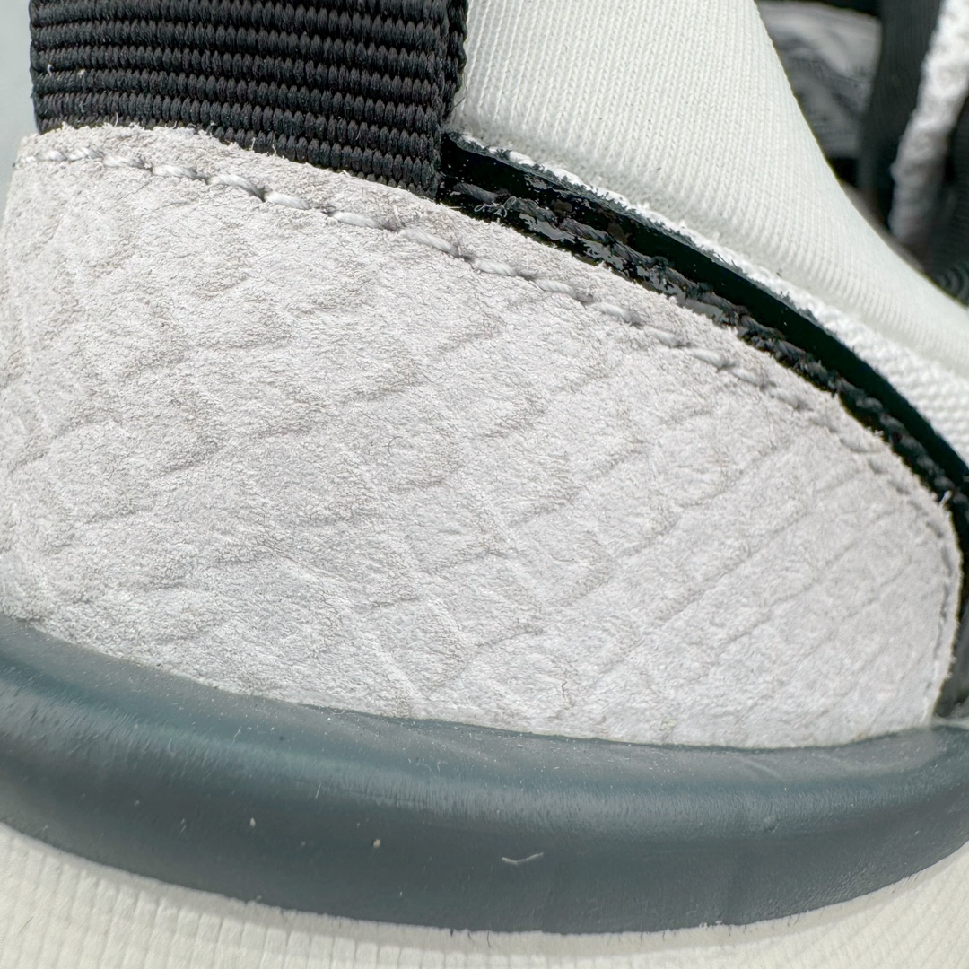 图片[15]-＃HP纯原 NK V2K Runtekk 减震防滑低帮 复古老爹鞋跑步鞋 FZ5061-100 鞋款被命名为 Runtekk 设计上借鉴了 2000 年的跑鞋风格 配色上以金属银为主调 简练又有复古运动气质 材质上使用大面积网眼、皮革、TPU 组成 支撑和透气性肯定不错 中底处由 Cushlon 泡绵打造 保证在压马路时可以提供优秀脚感 并通过一手做旧氧化效果突出复古感 中底造型很容易让大家联想到巴黎世家3XL 增高效果同样不能忽视 尺码：35.5 36 36.5 37.5 38 38.5 39 40 40.5 41 42 42.5 43 44 44.5 45 46-选品中心