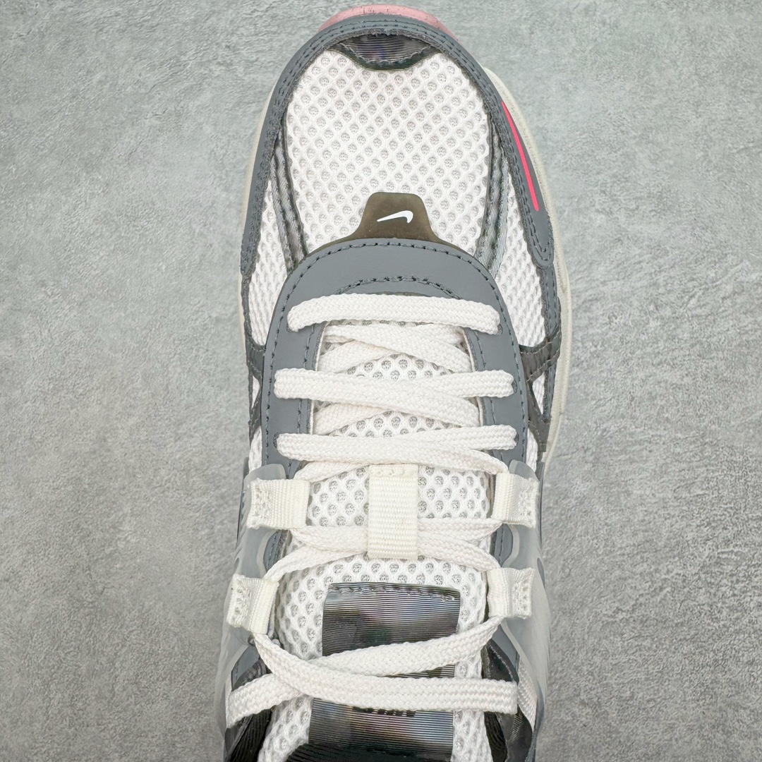 图片[4]-＃HP纯原 NK V2K Runtekk 减震防滑低帮 复古老爹鞋跑步鞋 FZ5061-100 鞋款被命名为 Runtekk 设计上借鉴了 2000 年的跑鞋风格 配色上以金属银为主调 简练又有复古运动气质 材质上使用大面积网眼、皮革、TPU 组成 支撑和透气性肯定不错 中底处由 Cushlon 泡绵打造 保证在压马路时可以提供优秀脚感 并通过一手做旧氧化效果突出复古感 中底造型很容易让大家联想到巴黎世家3XL 增高效果同样不能忽视 尺码：35.5 36 36.5 37.5 38 38.5 39 40 40.5 41 42 42.5 43 44 44.5 45 46-选品中心