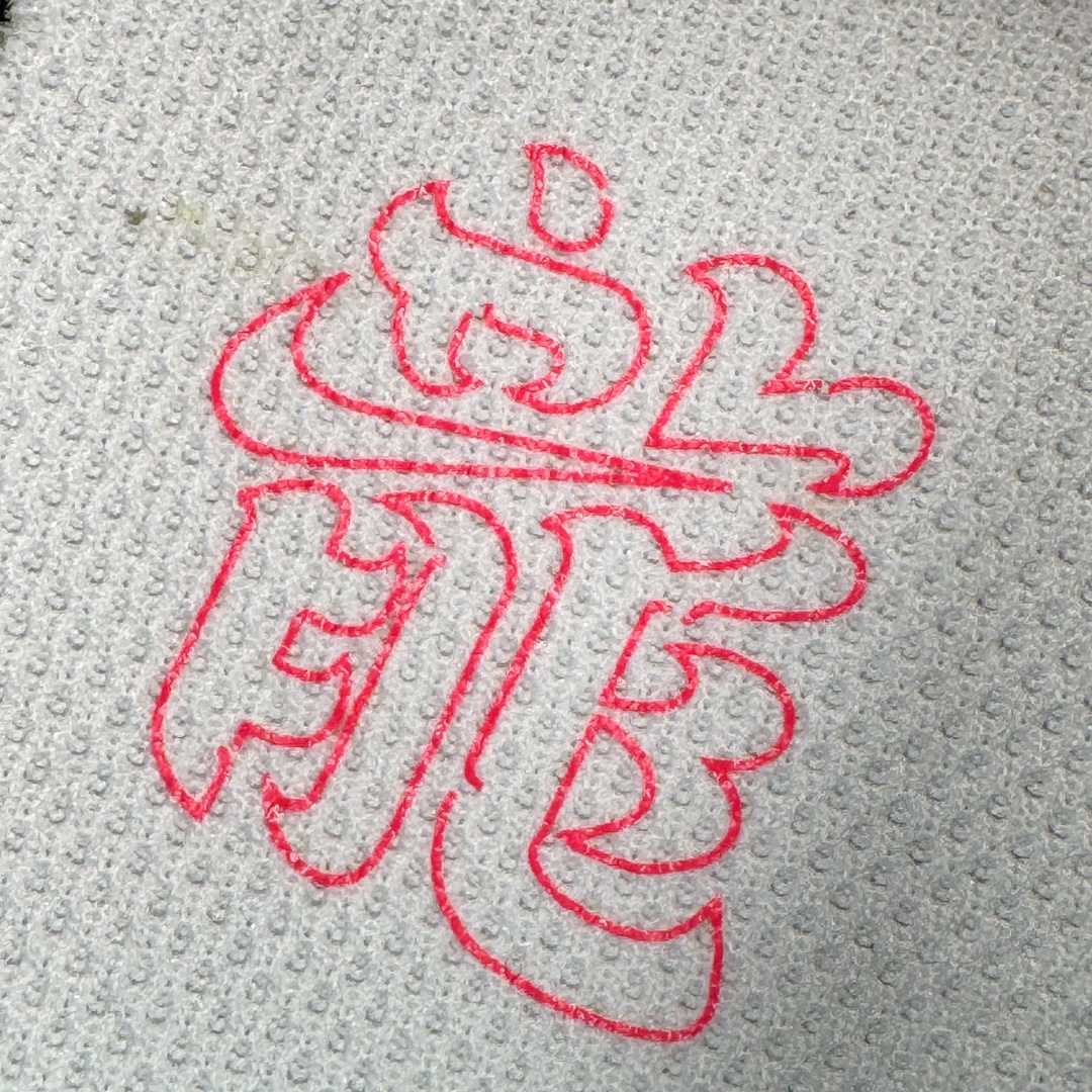 图片[13]-＃HP纯原 NK V2K Runtekk 减震防滑低帮 复古老爹鞋跑步鞋 FZ5061-100 鞋款被命名为 Runtekk 设计上借鉴了 2000 年的跑鞋风格 配色上以金属银为主调 简练又有复古运动气质 材质上使用大面积网眼、皮革、TPU 组成 支撑和透气性肯定不错 中底处由 Cushlon 泡绵打造 保证在压马路时可以提供优秀脚感 并通过一手做旧氧化效果突出复古感 中底造型很容易让大家联想到巴黎世家3XL 增高效果同样不能忽视 尺码：35.5 36 36.5 37.5 38 38.5 39 40 40.5 41 42 42.5 43 44 44.5 45 46-选品中心