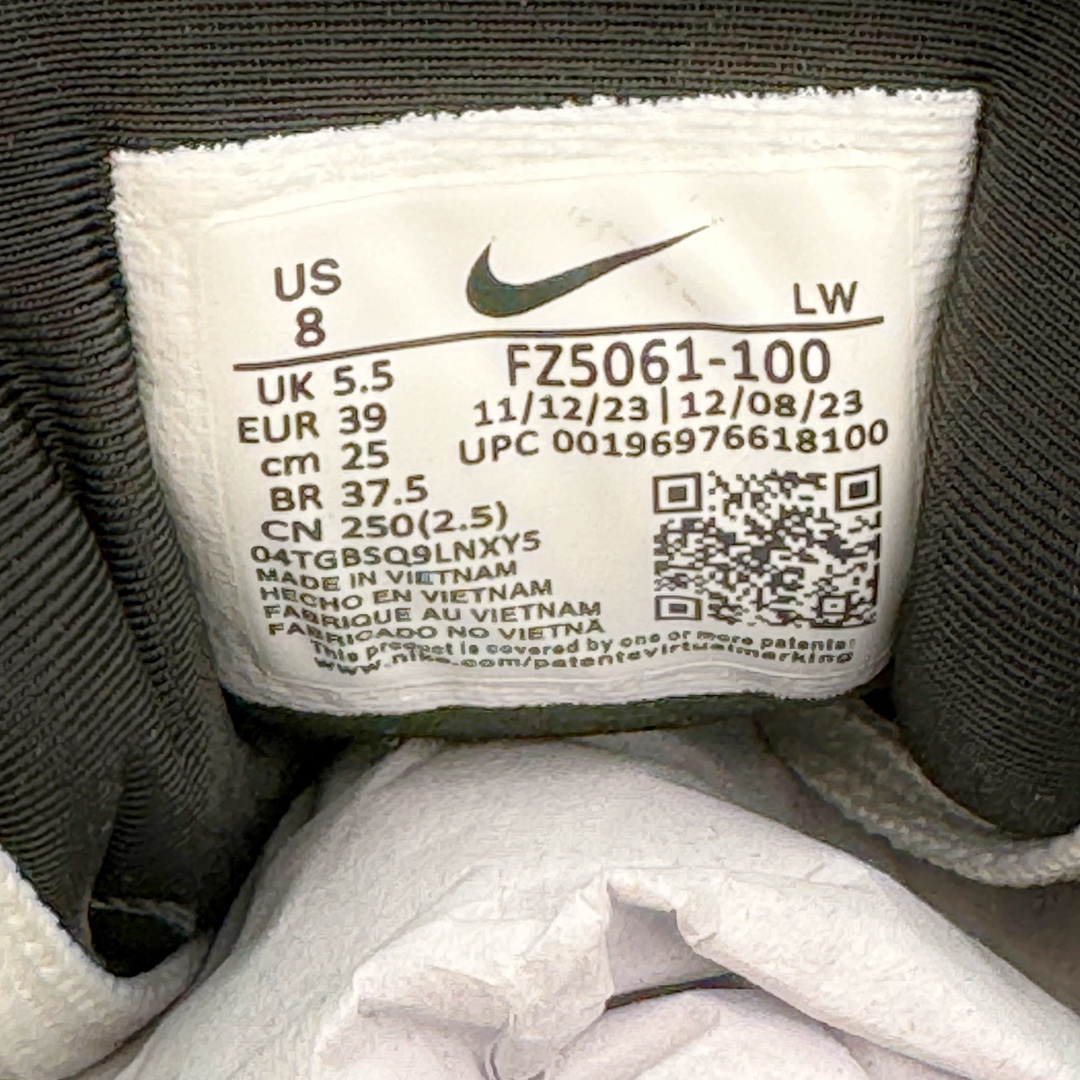 图片[12]-＃HP纯原 NK V2K Runtekk 减震防滑低帮 复古老爹鞋跑步鞋 FZ5061-100 鞋款被命名为 Runtekk 设计上借鉴了 2000 年的跑鞋风格 配色上以金属银为主调 简练又有复古运动气质 材质上使用大面积网眼、皮革、TPU 组成 支撑和透气性肯定不错 中底处由 Cushlon 泡绵打造 保证在压马路时可以提供优秀脚感 并通过一手做旧氧化效果突出复古感 中底造型很容易让大家联想到巴黎世家3XL 增高效果同样不能忽视 尺码：35.5 36 36.5 37.5 38 38.5 39 40 40.5 41 42 42.5 43 44 44.5 45 46-选品中心