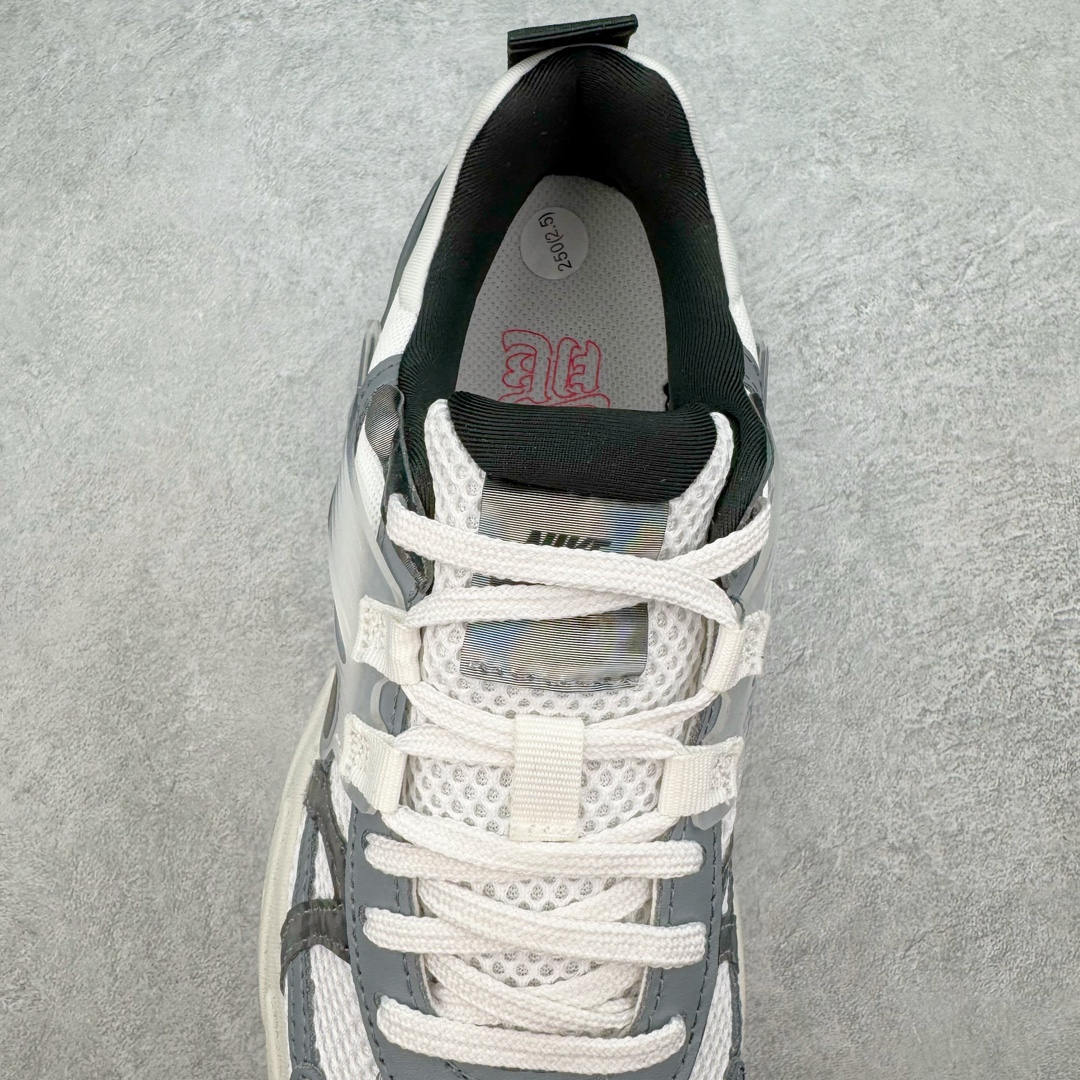 图片[5]-＃HP纯原 NK V2K Runtekk 减震防滑低帮 复古老爹鞋跑步鞋 FZ5061-100 鞋款被命名为 Runtekk 设计上借鉴了 2000 年的跑鞋风格 配色上以金属银为主调 简练又有复古运动气质 材质上使用大面积网眼、皮革、TPU 组成 支撑和透气性肯定不错 中底处由 Cushlon 泡绵打造 保证在压马路时可以提供优秀脚感 并通过一手做旧氧化效果突出复古感 中底造型很容易让大家联想到巴黎世家3XL 增高效果同样不能忽视 尺码：35.5 36 36.5 37.5 38 38.5 39 40 40.5 41 42 42.5 43 44 44.5 45 46-选品中心