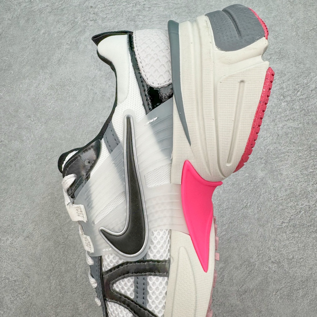 图片[7]-＃HP纯原 NK V2K Runtekk 减震防滑低帮 复古老爹鞋跑步鞋 FZ5061-100 鞋款被命名为 Runtekk 设计上借鉴了 2000 年的跑鞋风格 配色上以金属银为主调 简练又有复古运动气质 材质上使用大面积网眼、皮革、TPU 组成 支撑和透气性肯定不错 中底处由 Cushlon 泡绵打造 保证在压马路时可以提供优秀脚感 并通过一手做旧氧化效果突出复古感 中底造型很容易让大家联想到巴黎世家3XL 增高效果同样不能忽视 尺码：35.5 36 36.5 37.5 38 38.5 39 40 40.5 41 42 42.5 43 44 44.5 45 46-选品中心