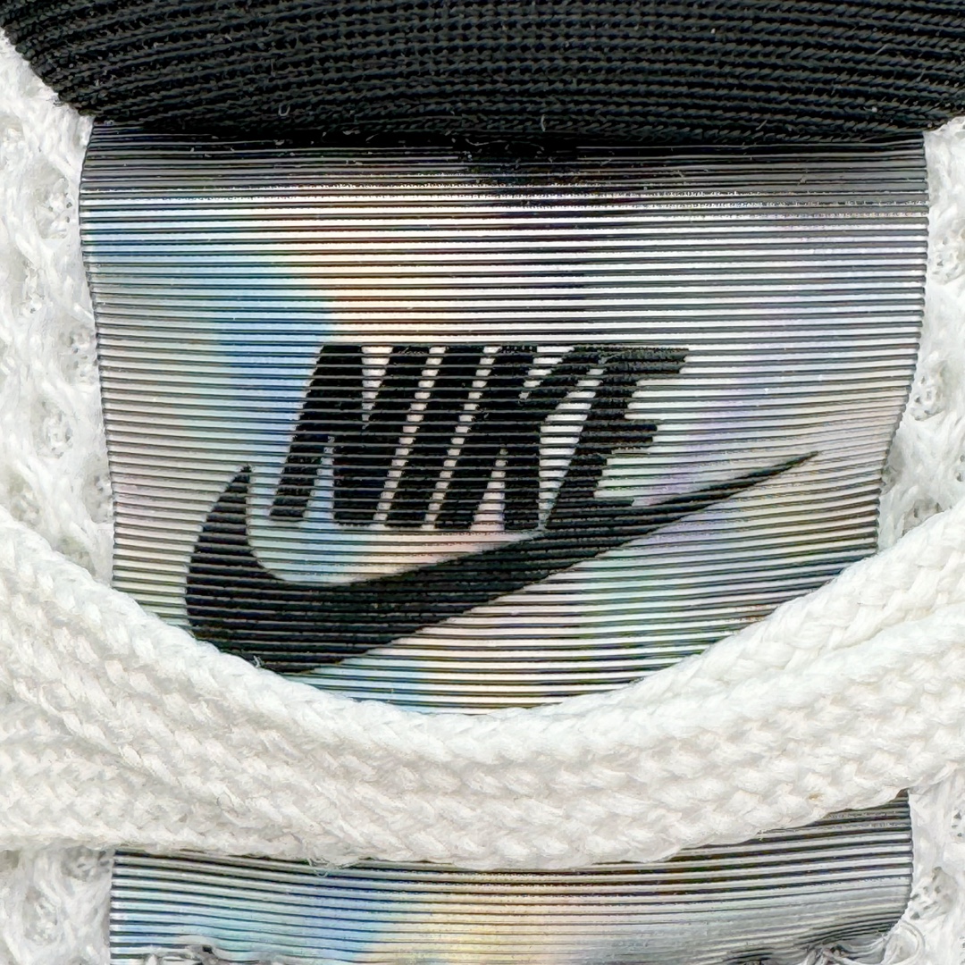 图片[14]-＃HP纯原 NK V2K Runtekk 减震防滑低帮 复古老爹鞋跑步鞋 FZ5061-100 鞋款被命名为 Runtekk 设计上借鉴了 2000 年的跑鞋风格 配色上以金属银为主调 简练又有复古运动气质 材质上使用大面积网眼、皮革、TPU 组成 支撑和透气性肯定不错 中底处由 Cushlon 泡绵打造 保证在压马路时可以提供优秀脚感 并通过一手做旧氧化效果突出复古感 中底造型很容易让大家联想到巴黎世家3XL 增高效果同样不能忽视 尺码：35.5 36 36.5 37.5 38 38.5 39 40 40.5 41 42 42.5 43 44 44.5 45 46-选品中心