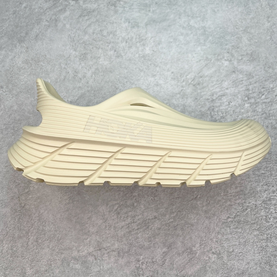 💰130 HOKA ONE ONE 舒缓 防磨防滑包头凉鞋 外观时尚大气 鞋底采用耐磨材质 细致做工 彰显品牌魅力 微翘式鞋头设计 响应灵活 保护脚趾 鞋身运用简洁的色彩进行搭配 缔造简洁利落外观和出众脚感 鞋底打造特殊底纹 解决打滑问题 尺码：M7=(39-40)、M8=(41-42)、M9=(42-43)、M10=(43-44)、M11=(45-46) 编码：Wby2936000-运动鞋