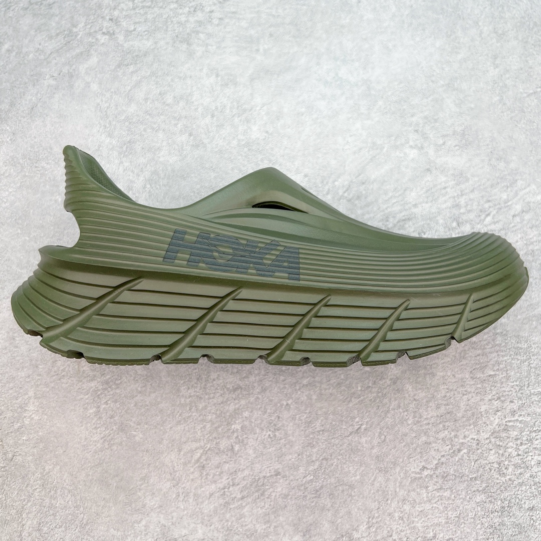 💰130 HOKA ONE ONE 舒缓 防磨防滑包头凉鞋 外观时尚大气 鞋底采用耐磨材质 细致做工 彰显品牌魅力 微翘式鞋头设计 响应灵活 保护脚趾 鞋身运用简洁的色彩进行搭配 缔造简洁利落外观和出众脚感 鞋底打造特殊底纹 解决打滑问题 尺码：M7=(39-40)、M8=(41-42)、M9=(42-43)、M10=(43-44)、M11=(45-46) 编码：Wby2936000-运动鞋