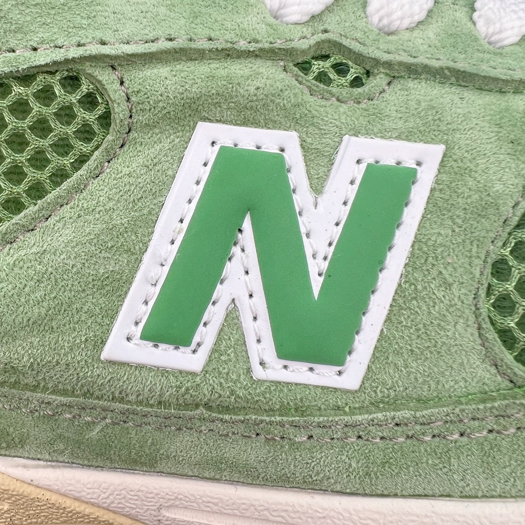 图片[17]-＃K版纯原 New Balance U993GW 新百伦NB993总统复古慢跑鞋 绿色 鞋身以网眼鞋面结合同色系优质麂皮革构成，鞋舌处点缀 New Balance Made In USA 同色系刺绣标识，彰显鞋款身份。鞋侧点缀银色 \\\”993\\\” 字样，丰富鞋身设计的同时，构建时尚外观。鞋款搭载 ABZORB 缓震系统，通过缓冲和抗压性的结合来吸收冲击力，舒适功能升级。同时搭配泛黄做旧中底，打造丰富层次感，缔造出色复古韵味。尺码：36 37 37.5 38 38.5 39 40 40.5 41.5 42 42.5 43 44 44.5 45-选品中心