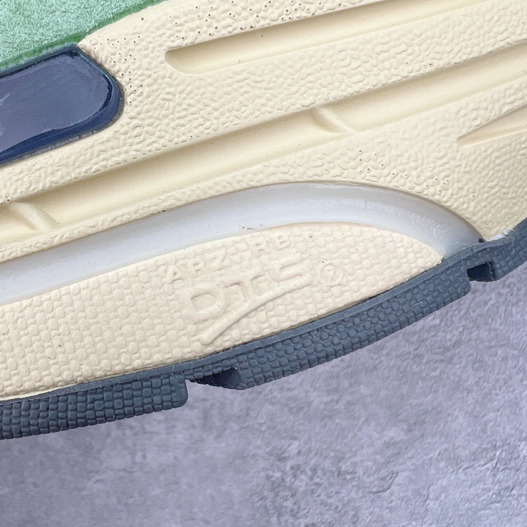 图片[16]-＃K版纯原 New Balance U993GW 新百伦NB993总统复古慢跑鞋 绿色 鞋身以网眼鞋面结合同色系优质麂皮革构成，鞋舌处点缀 New Balance Made In USA 同色系刺绣标识，彰显鞋款身份。鞋侧点缀银色 \\\”993\\\” 字样，丰富鞋身设计的同时，构建时尚外观。鞋款搭载 ABZORB 缓震系统，通过缓冲和抗压性的结合来吸收冲击力，舒适功能升级。同时搭配泛黄做旧中底，打造丰富层次感，缔造出色复古韵味。尺码：36 37 37.5 38 38.5 39 40 40.5 41.5 42 42.5 43 44 44.5 45-选品中心