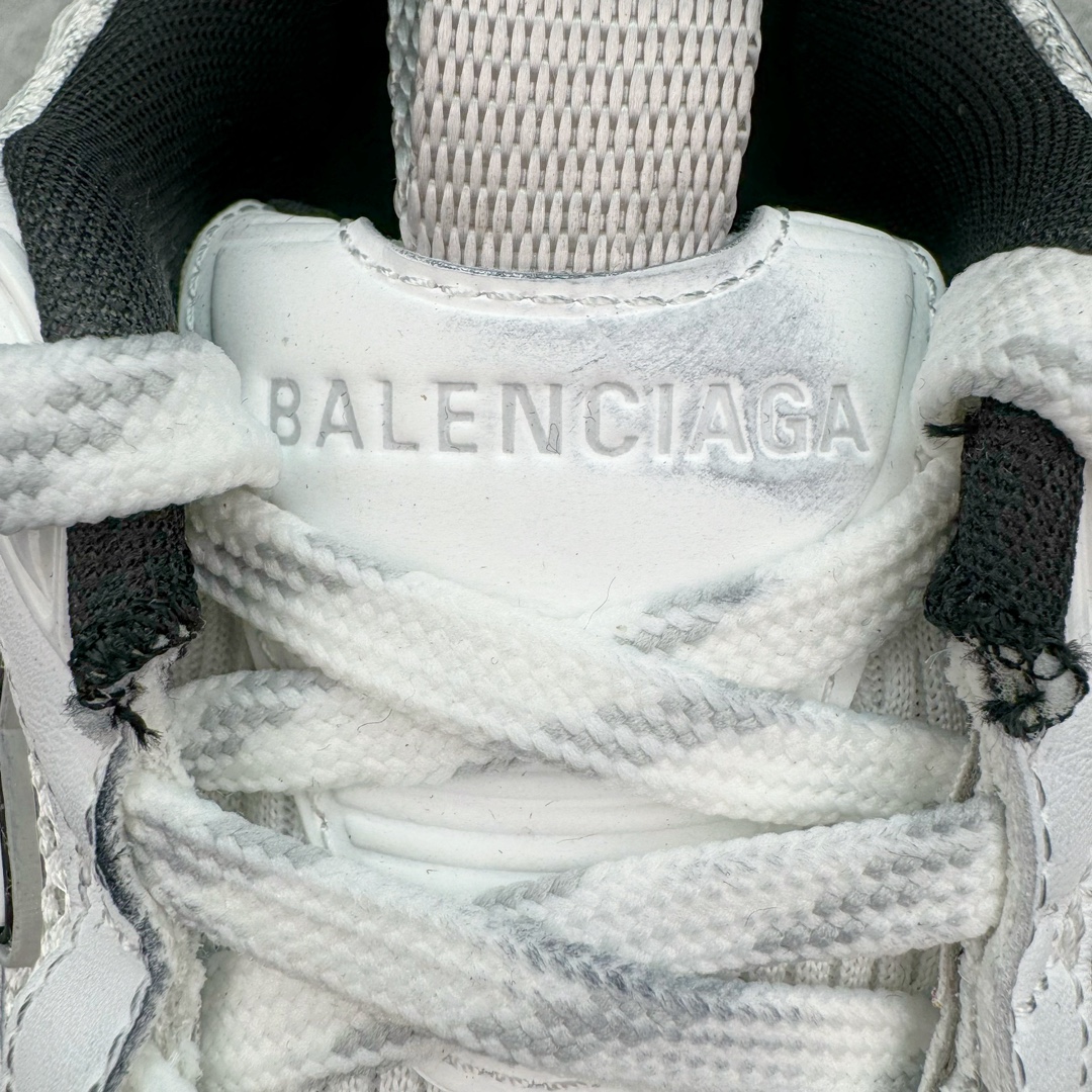 图片[12]-💰370 ＃VG零售版 BALENCIAGA 10XL Sneakers 巴黎世家十二代网布系带低帮走秀复古老爹鞋 全套原纸板楦头开发 最原汁原味的灵魂版型 全鞋荧光划线卡点 胶水把控整洁度追求极致完美 每一双都是工艺品 多重QC质检 超越公司货的品控标准 实实在在的免检产品 原盒原配 正确字体电绣 粗细、位置、大小正确 侧边TPU 透气孔匹配意产原版 正确分离大底 TPU软底 原版一致大底LOGO 立体感十足 原厂皮料水洗做旧 采购原厂网纱 不含皮革 网布材料和聚氨酯 磨损效果 展现品牌对于新潮事物的热情 这款鞋子拥有巨大尺寸和醒目设计 符合当下”老爹鞋”的趋势 鞋子采用银灰配色 营造出低调而不失华丽的效果 10XL的尺码使它成为市场中最显眼的存在 适合追求个性化的人群 Balenciaga始终站在时尚前沿 此次发布的产品再次体现了他们的创新能力 尺码：35 36 37 38 39 40 41 42 43 44 45 46 编码：by4936040-运动鞋