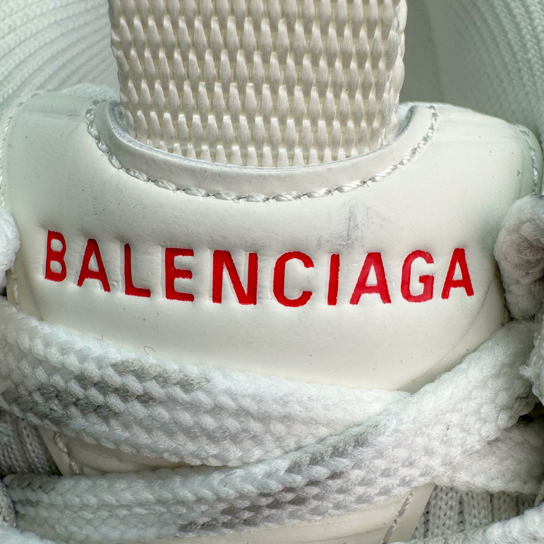 图片[11]-💰370 ＃VG零售版 BALENCIAGA 10XL Sneakers 巴黎世家十二代网布系带低帮走秀复古老爹鞋 全套原纸板楦头开发 最原汁原味的灵魂版型 全鞋荧光划线卡点 胶水把控整洁度追求极致完美 每一双都是工艺品 多重QC质检 超越公司货的品控标准 实实在在的免检产品 原盒原配 正确字体电绣 粗细、位置、大小正确 侧边TPU 透气孔匹配意产原版 正确分离大底 TPU软底 原版一致大底LOGO 立体感十足 原厂皮料水洗做旧 采购原厂网纱 不含皮革 网布材料和聚氨酯 磨损效果 展现品牌对于新潮事物的热情 这款鞋子拥有巨大尺寸和醒目设计 符合当下”老爹鞋”的趋势 鞋子采用银灰配色 营造出低调而不失华丽的效果 10XL的尺码使它成为市场中最显眼的存在 适合追求个性化的人群 Balenciaga始终站在时尚前沿 此次发布的产品再次体现了他们的创新能力 尺码：35 36 37 38 39 40 41 42 43 44 45 46 编码：by4936040-运动鞋