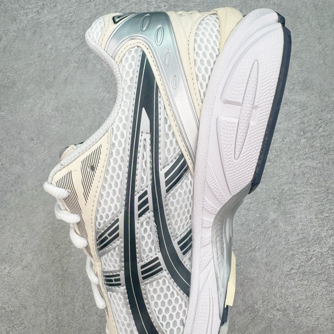 图片[7]-💰200 ＃HK纯原 ASICS GEL-KAYANO 14 亚瑟士K14系列户外复古潮流百搭织物合成革缓震休闲跑步鞋 原装纸板楦头开发 独家私模五层组合大底 原厂定制缓震硅胶加持 原盒原配 官方四联吊牌 原装Ortholite轻量化鞋垫 设计师 Hidenori Yamashita 以「Flash」一词为灵感 创造出未来感金属色鞋面 改造升级内在性能 由内而外全面革新 为 GEL-KAYANO 家族传承及经典跑鞋文化的延续 创下里程碑式作品 K14跑鞋重新诠释了复古的跑步形状 并以其 2000 年代后期的美学理念重新铺装 银色与蓝色的鞋面极为高档 网面铺陈与鞋面、鞋头多处细节位增添了透气性 鞋后跟部中底上以及多密度耐磨鞋底增加了 GEL 缓震胶 提供高抗冲击性、缓冲性、可保护脚部免受地面冲击的影响 穿着舒适性十足 尺码：35.5 36 37 37.5 38 39 39.5 40.5 41.5 42 42.5 43.5 44 45 编码：by2936070-运动鞋