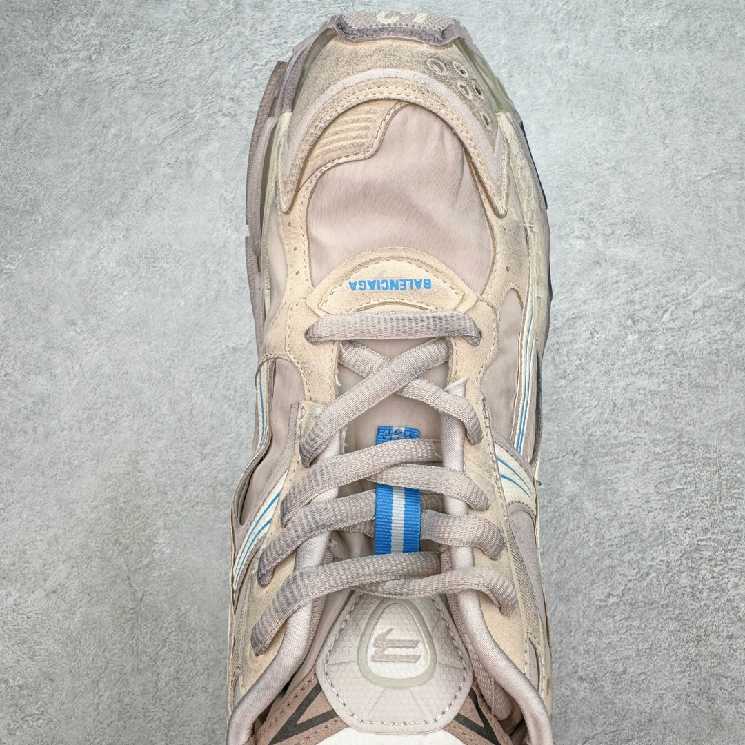 图片[4]-＃VG零售版 BALENCIAGA Runner Sneaker 巴黎世家七代慢跑系列低帮复古野跑潮流运动鞋老爹鞋 尼龙和网布材质 磨损效果 鞋头边缘印有尺码 背面浮印尺码 外侧印有跑者徽标 鞋舌刺绣 Balenciaga 品牌标识 鞋跟背面 Balenciaga品牌标识 材质采用65%聚氨酯、35%聚酯纤维 全新 Runner 鞋型轮廓借鉴于 2000 年初的复古线条 搭载大网眼面料制成鞋面基础，由粉色、白色尼龍与橡胶质地覆盖鞋面诠释线条感 当中透过几道手缝线与折损痕更是精准的掌握历经时间淬炼的破旧痕迹 延续其手法至鞋领、鞋跟、鞋带、中底等部分均饰有破损及脏污之貌 尤其是鞋领处与鞋带孔眼条更是采用不规则做旧技术将内容物泡棉随机露出 尺码：35 36 37 38 39 40 41 42 43 44 45 46-选品中心