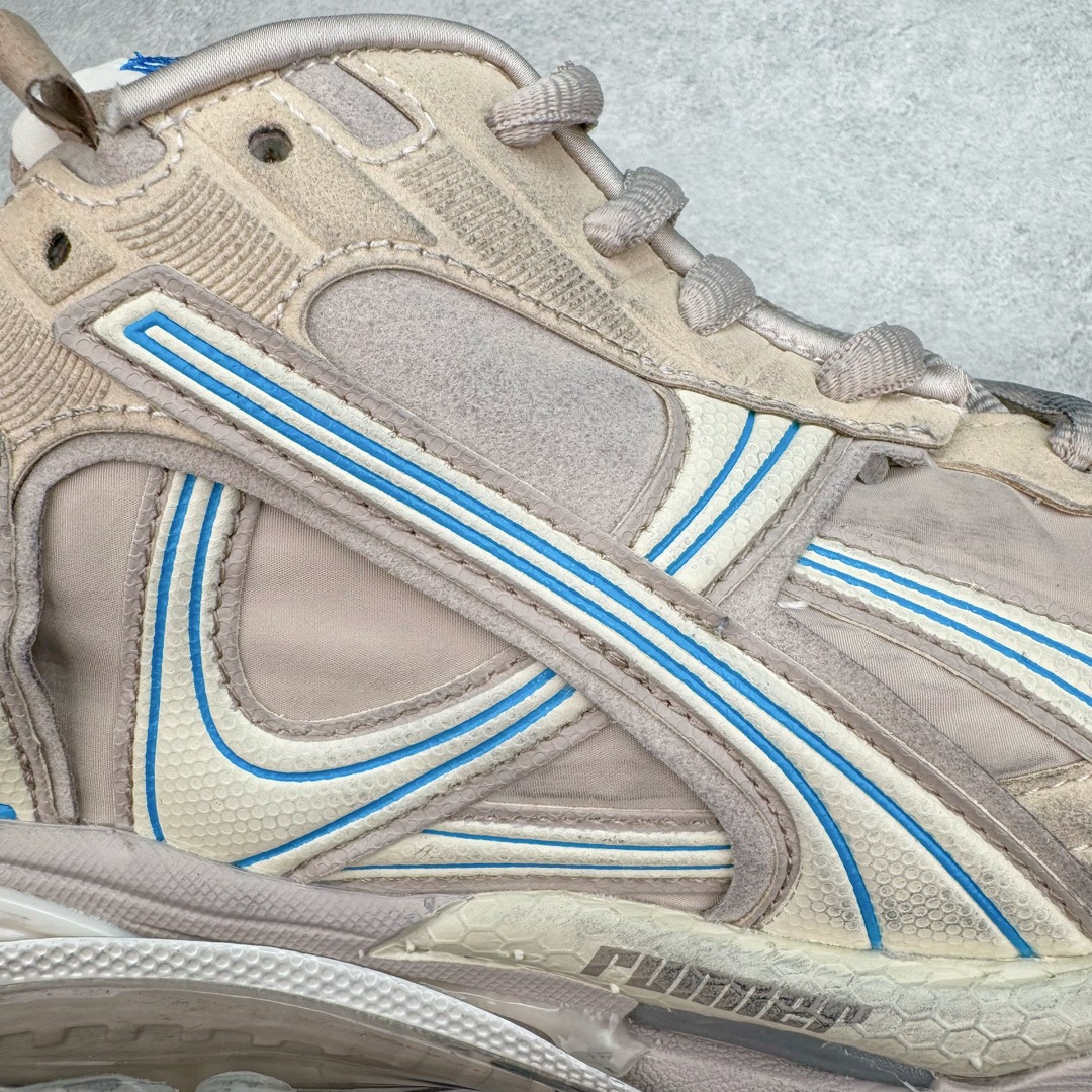 图片[15]-＃VG零售版 BALENCIAGA Runner Sneaker 巴黎世家七代慢跑系列低帮复古野跑潮流运动鞋老爹鞋 尼龙和网布材质 磨损效果 鞋头边缘印有尺码 背面浮印尺码 外侧印有跑者徽标 鞋舌刺绣 Balenciaga 品牌标识 鞋跟背面 Balenciaga品牌标识 材质采用65%聚氨酯、35%聚酯纤维 全新 Runner 鞋型轮廓借鉴于 2000 年初的复古线条 搭载大网眼面料制成鞋面基础，由粉色、白色尼龍与橡胶质地覆盖鞋面诠释线条感 当中透过几道手缝线与折损痕更是精准的掌握历经时间淬炼的破旧痕迹 延续其手法至鞋领、鞋跟、鞋带、中底等部分均饰有破损及脏污之貌 尤其是鞋领处与鞋带孔眼条更是采用不规则做旧技术将内容物泡棉随机露出 尺码：35 36 37 38 39 40 41 42 43 44 45 46-选品中心