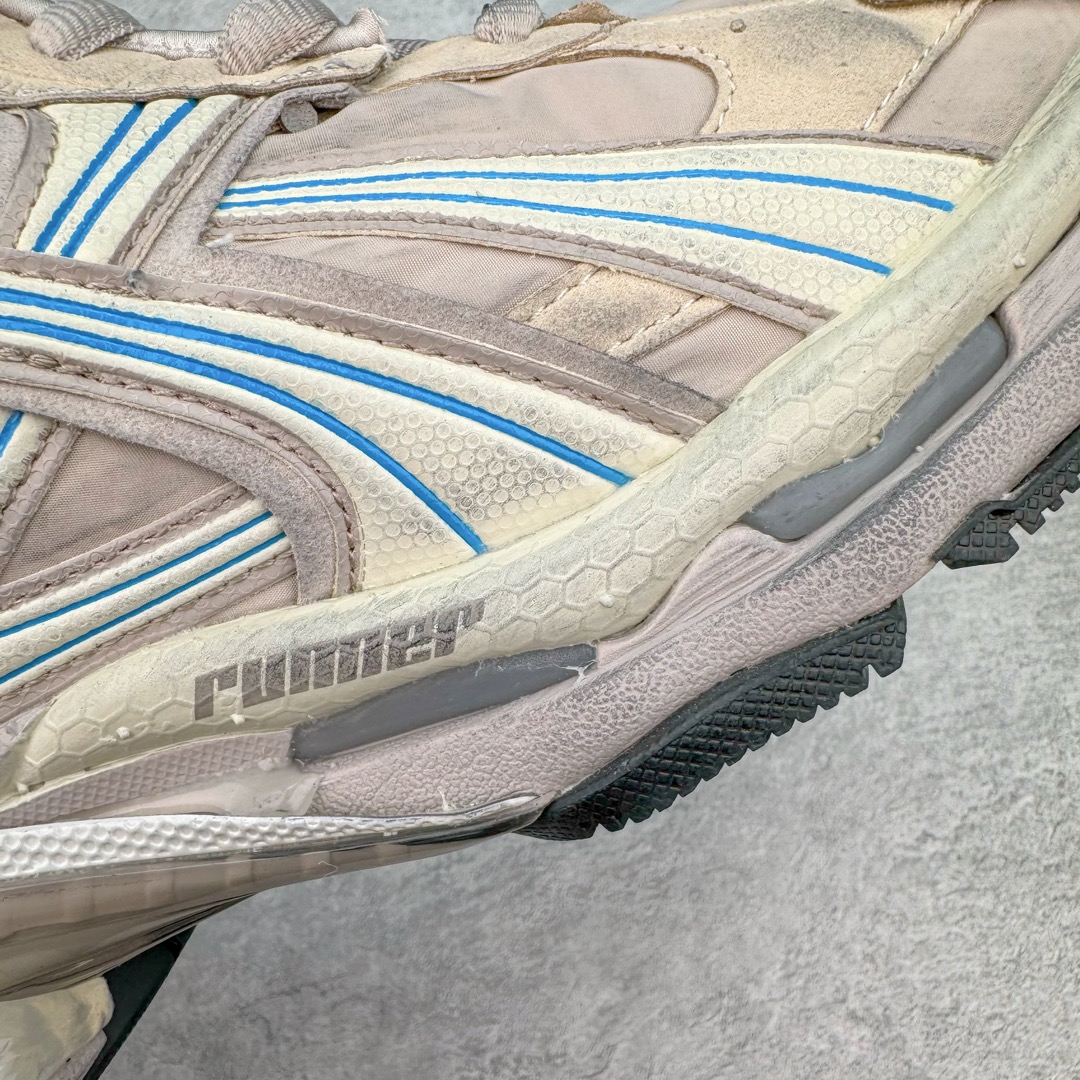 图片[17]-＃VG零售版 BALENCIAGA Runner Sneaker 巴黎世家七代慢跑系列低帮复古野跑潮流运动鞋老爹鞋 尼龙和网布材质 磨损效果 鞋头边缘印有尺码 背面浮印尺码 外侧印有跑者徽标 鞋舌刺绣 Balenciaga 品牌标识 鞋跟背面 Balenciaga品牌标识 材质采用65%聚氨酯、35%聚酯纤维 全新 Runner 鞋型轮廓借鉴于 2000 年初的复古线条 搭载大网眼面料制成鞋面基础，由粉色、白色尼龍与橡胶质地覆盖鞋面诠释线条感 当中透过几道手缝线与折损痕更是精准的掌握历经时间淬炼的破旧痕迹 延续其手法至鞋领、鞋跟、鞋带、中底等部分均饰有破损及脏污之貌 尤其是鞋领处与鞋带孔眼条更是采用不规则做旧技术将内容物泡棉随机露出 尺码：35 36 37 38 39 40 41 42 43 44 45 46-选品中心