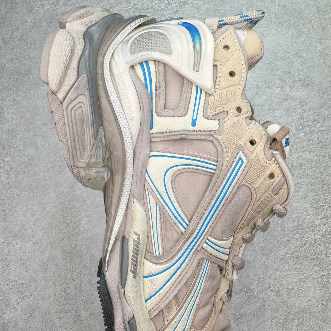 图片[6]-＃VG零售版 BALENCIAGA Runner Sneaker 巴黎世家七代慢跑系列低帮复古野跑潮流运动鞋老爹鞋 尼龙和网布材质 磨损效果 鞋头边缘印有尺码 背面浮印尺码 外侧印有跑者徽标 鞋舌刺绣 Balenciaga 品牌标识 鞋跟背面 Balenciaga品牌标识 材质采用65%聚氨酯、35%聚酯纤维 全新 Runner 鞋型轮廓借鉴于 2000 年初的复古线条 搭载大网眼面料制成鞋面基础，由粉色、白色尼龍与橡胶质地覆盖鞋面诠释线条感 当中透过几道手缝线与折损痕更是精准的掌握历经时间淬炼的破旧痕迹 延续其手法至鞋领、鞋跟、鞋带、中底等部分均饰有破损及脏污之貌 尤其是鞋领处与鞋带孔眼条更是采用不规则做旧技术将内容物泡棉随机露出 尺码：35 36 37 38 39 40 41 42 43 44 45 46-选品中心