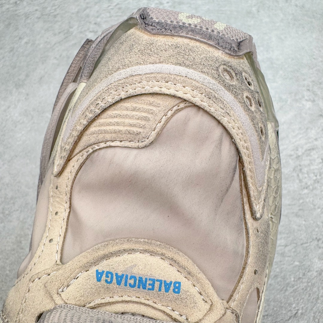 图片[14]-＃VG零售版 BALENCIAGA Runner Sneaker 巴黎世家七代慢跑系列低帮复古野跑潮流运动鞋老爹鞋 尼龙和网布材质 磨损效果 鞋头边缘印有尺码 背面浮印尺码 外侧印有跑者徽标 鞋舌刺绣 Balenciaga 品牌标识 鞋跟背面 Balenciaga品牌标识 材质采用65%聚氨酯、35%聚酯纤维 全新 Runner 鞋型轮廓借鉴于 2000 年初的复古线条 搭载大网眼面料制成鞋面基础，由粉色、白色尼龍与橡胶质地覆盖鞋面诠释线条感 当中透过几道手缝线与折损痕更是精准的掌握历经时间淬炼的破旧痕迹 延续其手法至鞋领、鞋跟、鞋带、中底等部分均饰有破损及脏污之貌 尤其是鞋领处与鞋带孔眼条更是采用不规则做旧技术将内容物泡棉随机露出 尺码：35 36 37 38 39 40 41 42 43 44 45 46-选品中心