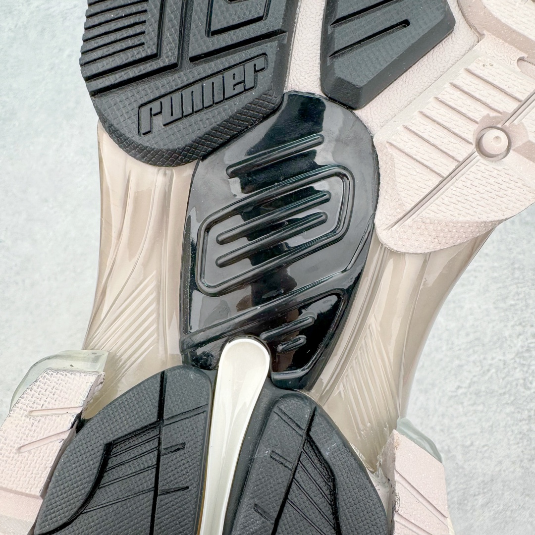 图片[19]-＃VG零售版 BALENCIAGA Runner Sneaker 巴黎世家七代慢跑系列低帮复古野跑潮流运动鞋老爹鞋 尼龙和网布材质 磨损效果 鞋头边缘印有尺码 背面浮印尺码 外侧印有跑者徽标 鞋舌刺绣 Balenciaga 品牌标识 鞋跟背面 Balenciaga品牌标识 材质采用65%聚氨酯、35%聚酯纤维 全新 Runner 鞋型轮廓借鉴于 2000 年初的复古线条 搭载大网眼面料制成鞋面基础，由粉色、白色尼龍与橡胶质地覆盖鞋面诠释线条感 当中透过几道手缝线与折损痕更是精准的掌握历经时间淬炼的破旧痕迹 延续其手法至鞋领、鞋跟、鞋带、中底等部分均饰有破损及脏污之貌 尤其是鞋领处与鞋带孔眼条更是采用不规则做旧技术将内容物泡棉随机露出 尺码：35 36 37 38 39 40 41 42 43 44 45 46-选品中心