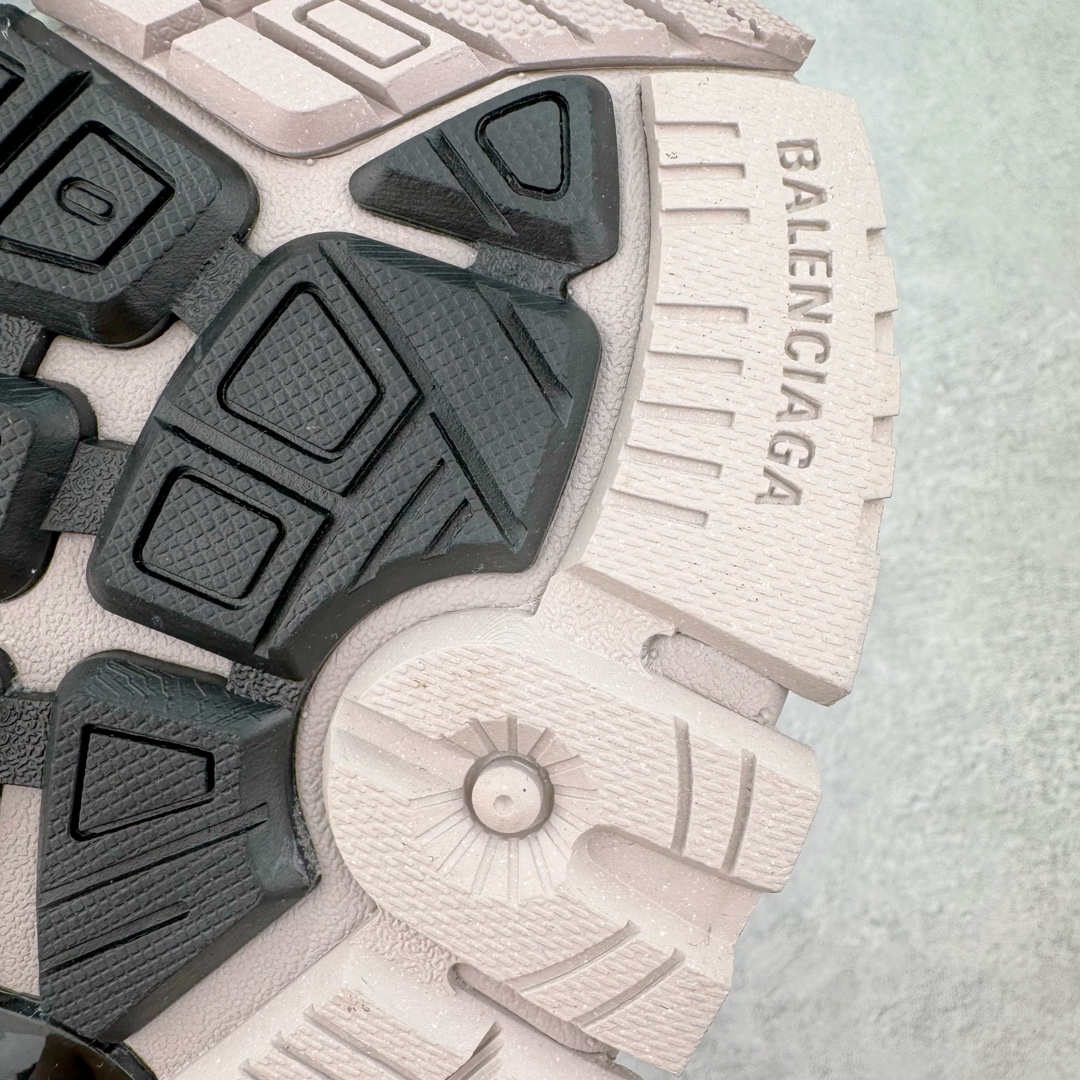 图片[18]-＃VG零售版 BALENCIAGA Runner Sneaker 巴黎世家七代慢跑系列低帮复古野跑潮流运动鞋老爹鞋 尼龙和网布材质 磨损效果 鞋头边缘印有尺码 背面浮印尺码 外侧印有跑者徽标 鞋舌刺绣 Balenciaga 品牌标识 鞋跟背面 Balenciaga品牌标识 材质采用65%聚氨酯、35%聚酯纤维 全新 Runner 鞋型轮廓借鉴于 2000 年初的复古线条 搭载大网眼面料制成鞋面基础，由粉色、白色尼龍与橡胶质地覆盖鞋面诠释线条感 当中透过几道手缝线与折损痕更是精准的掌握历经时间淬炼的破旧痕迹 延续其手法至鞋领、鞋跟、鞋带、中底等部分均饰有破损及脏污之貌 尤其是鞋领处与鞋带孔眼条更是采用不规则做旧技术将内容物泡棉随机露出 尺码：35 36 37 38 39 40 41 42 43 44 45 46-选品中心