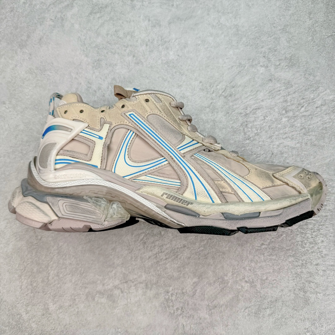 ＃VG零售版 BALENCIAGA Runner Sneaker 巴黎世家七代慢跑系列低帮复古野跑潮流运动鞋老爹鞋 尼龙和网布材质 磨损效果 鞋头边缘印有尺码 背面浮印尺码 外侧印有跑者徽标 鞋舌刺绣 Balenciaga 品牌标识 鞋跟背面 Balenciaga品牌标识 材质采用65%聚氨酯、35%聚酯纤维 全新 Runner 鞋型轮廓借鉴于 2000 年初的复古线条 搭载大网眼面料制成鞋面基础，由粉色、白色尼龍与橡胶质地覆盖鞋面诠释线条感 当中透过几道手缝线与折损痕更是精准的掌握历经时间淬炼的破旧痕迹 延续其手法至鞋领、鞋跟、鞋带、中底等部分均饰有破损及脏污之貌 尤其是鞋领处与鞋带孔眼条更是采用不规则做旧技术将内容物泡棉随机露出 尺码：35 36 37 38 39 40 41 42 43 44 45 46-选品中心