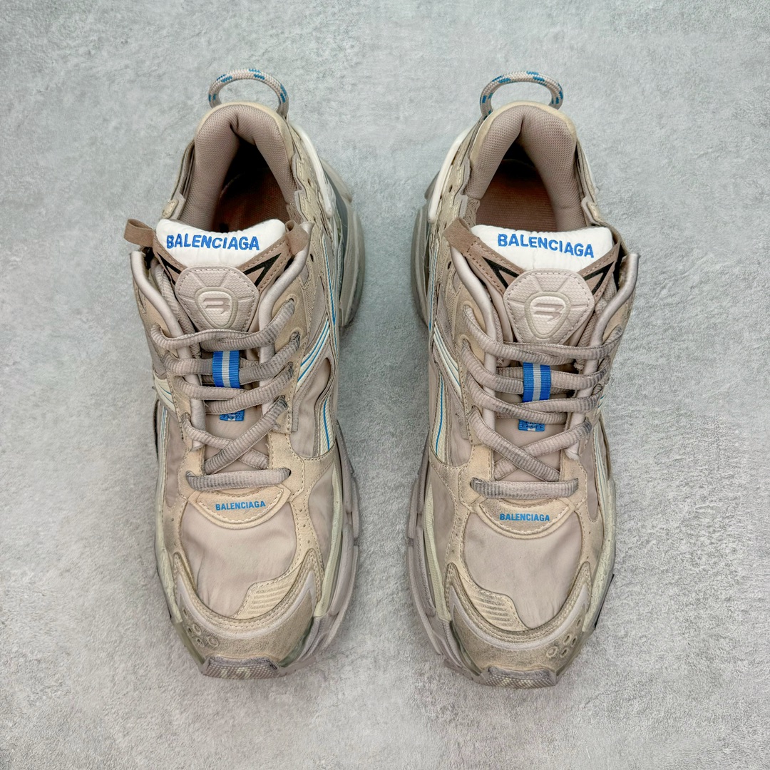 图片[2]-＃VG零售版 BALENCIAGA Runner Sneaker 巴黎世家七代慢跑系列低帮复古野跑潮流运动鞋老爹鞋 尼龙和网布材质 磨损效果 鞋头边缘印有尺码 背面浮印尺码 外侧印有跑者徽标 鞋舌刺绣 Balenciaga 品牌标识 鞋跟背面 Balenciaga品牌标识 材质采用65%聚氨酯、35%聚酯纤维 全新 Runner 鞋型轮廓借鉴于 2000 年初的复古线条 搭载大网眼面料制成鞋面基础，由粉色、白色尼龍与橡胶质地覆盖鞋面诠释线条感 当中透过几道手缝线与折损痕更是精准的掌握历经时间淬炼的破旧痕迹 延续其手法至鞋领、鞋跟、鞋带、中底等部分均饰有破损及脏污之貌 尤其是鞋领处与鞋带孔眼条更是采用不规则做旧技术将内容物泡棉随机露出 尺码：35 36 37 38 39 40 41 42 43 44 45 46-选品中心