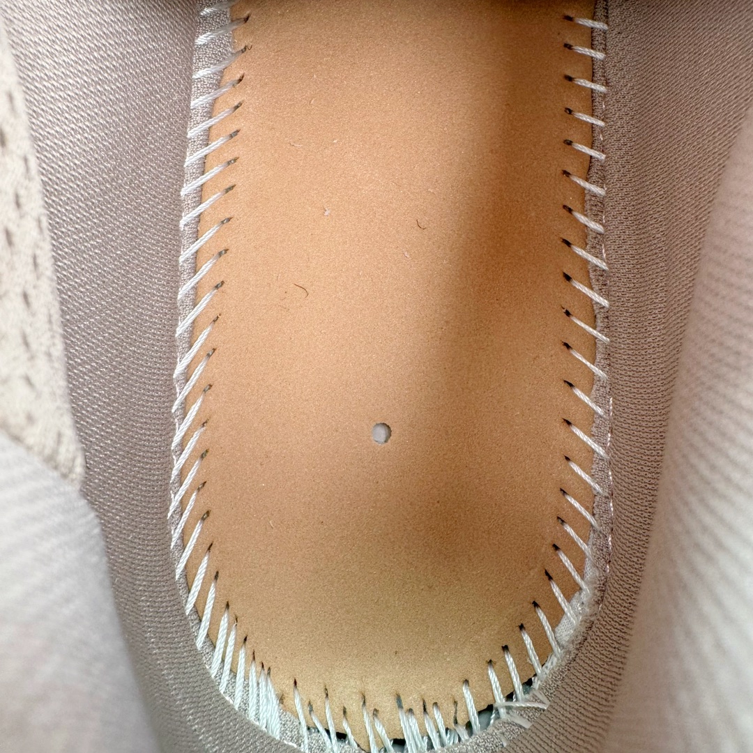 图片[10]-＃VG零售版 BALENCIAGA Runner Sneaker 巴黎世家七代慢跑系列低帮复古野跑潮流运动鞋老爹鞋 尼龙和网布材质 磨损效果 鞋头边缘印有尺码 背面浮印尺码 外侧印有跑者徽标 鞋舌刺绣 Balenciaga 品牌标识 鞋跟背面 Balenciaga品牌标识 材质采用65%聚氨酯、35%聚酯纤维 全新 Runner 鞋型轮廓借鉴于 2000 年初的复古线条 搭载大网眼面料制成鞋面基础，由粉色、白色尼龍与橡胶质地覆盖鞋面诠释线条感 当中透过几道手缝线与折损痕更是精准的掌握历经时间淬炼的破旧痕迹 延续其手法至鞋领、鞋跟、鞋带、中底等部分均饰有破损及脏污之貌 尤其是鞋领处与鞋带孔眼条更是采用不规则做旧技术将内容物泡棉随机露出 尺码：35 36 37 38 39 40 41 42 43 44 45 46-选品中心