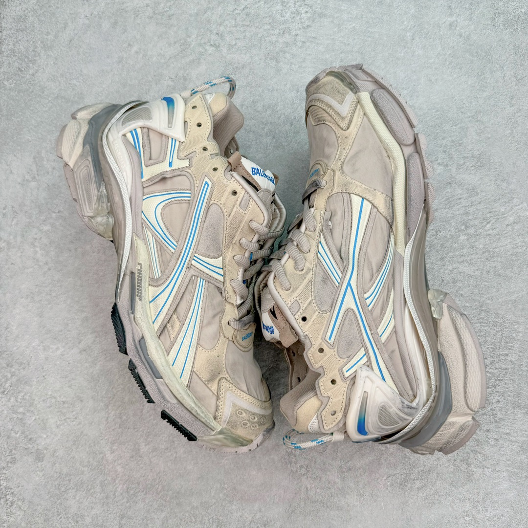 图片[3]-＃VG零售版 BALENCIAGA Runner Sneaker 巴黎世家七代慢跑系列低帮复古野跑潮流运动鞋老爹鞋 尼龙和网布材质 磨损效果 鞋头边缘印有尺码 背面浮印尺码 外侧印有跑者徽标 鞋舌刺绣 Balenciaga 品牌标识 鞋跟背面 Balenciaga品牌标识 材质采用65%聚氨酯、35%聚酯纤维 全新 Runner 鞋型轮廓借鉴于 2000 年初的复古线条 搭载大网眼面料制成鞋面基础，由粉色、白色尼龍与橡胶质地覆盖鞋面诠释线条感 当中透过几道手缝线与折损痕更是精准的掌握历经时间淬炼的破旧痕迹 延续其手法至鞋领、鞋跟、鞋带、中底等部分均饰有破损及脏污之貌 尤其是鞋领处与鞋带孔眼条更是采用不规则做旧技术将内容物泡棉随机露出 尺码：35 36 37 38 39 40 41 42 43 44 45 46-选品中心