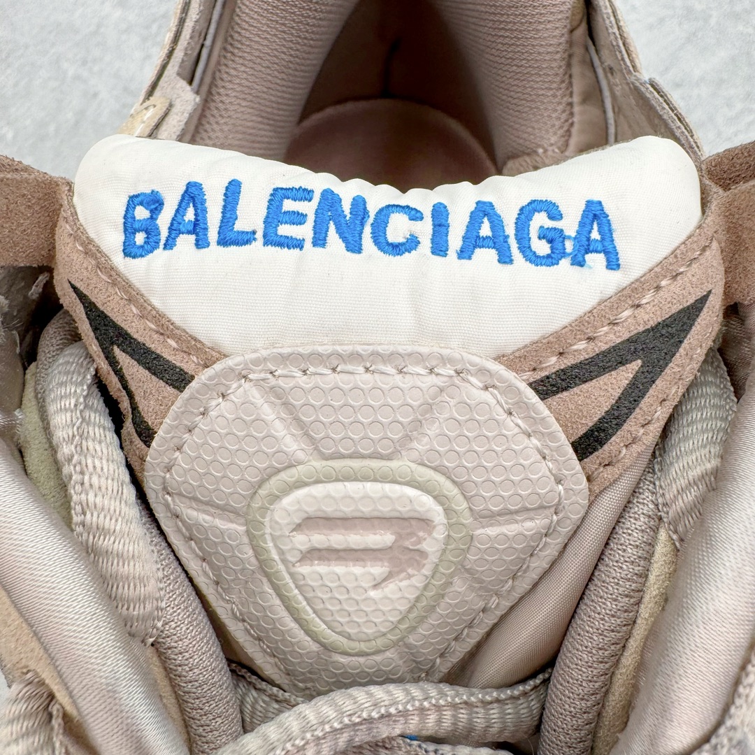 图片[13]-＃VG零售版 BALENCIAGA Runner Sneaker 巴黎世家七代慢跑系列低帮复古野跑潮流运动鞋老爹鞋 尼龙和网布材质 磨损效果 鞋头边缘印有尺码 背面浮印尺码 外侧印有跑者徽标 鞋舌刺绣 Balenciaga 品牌标识 鞋跟背面 Balenciaga品牌标识 材质采用65%聚氨酯、35%聚酯纤维 全新 Runner 鞋型轮廓借鉴于 2000 年初的复古线条 搭载大网眼面料制成鞋面基础，由粉色、白色尼龍与橡胶质地覆盖鞋面诠释线条感 当中透过几道手缝线与折损痕更是精准的掌握历经时间淬炼的破旧痕迹 延续其手法至鞋领、鞋跟、鞋带、中底等部分均饰有破损及脏污之貌 尤其是鞋领处与鞋带孔眼条更是采用不规则做旧技术将内容物泡棉随机露出 尺码：35 36 37 38 39 40 41 42 43 44 45 46-选品中心
