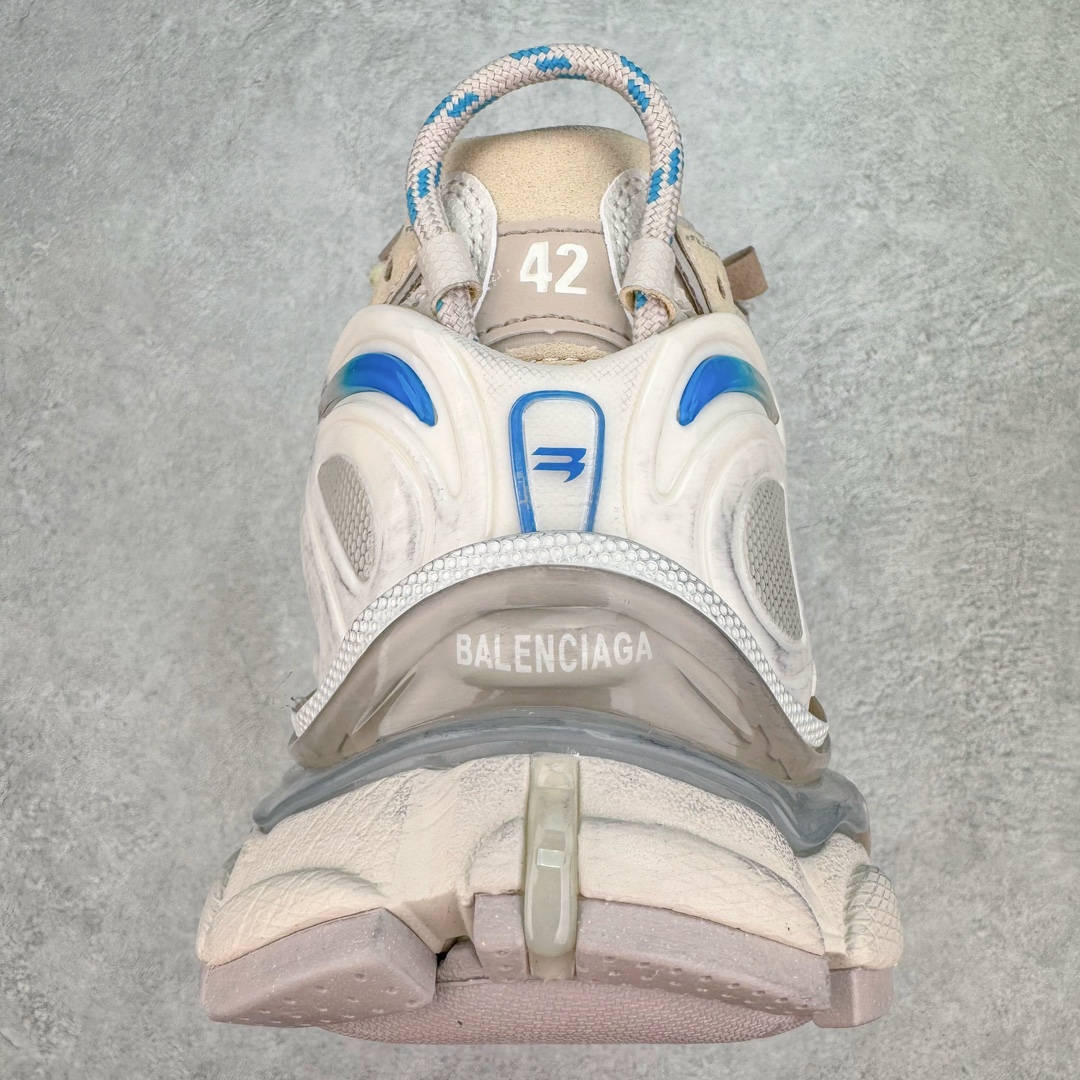 图片[8]-＃VG零售版 BALENCIAGA Runner Sneaker 巴黎世家七代慢跑系列低帮复古野跑潮流运动鞋老爹鞋 尼龙和网布材质 磨损效果 鞋头边缘印有尺码 背面浮印尺码 外侧印有跑者徽标 鞋舌刺绣 Balenciaga 品牌标识 鞋跟背面 Balenciaga品牌标识 材质采用65%聚氨酯、35%聚酯纤维 全新 Runner 鞋型轮廓借鉴于 2000 年初的复古线条 搭载大网眼面料制成鞋面基础，由粉色、白色尼龍与橡胶质地覆盖鞋面诠释线条感 当中透过几道手缝线与折损痕更是精准的掌握历经时间淬炼的破旧痕迹 延续其手法至鞋领、鞋跟、鞋带、中底等部分均饰有破损及脏污之貌 尤其是鞋领处与鞋带孔眼条更是采用不规则做旧技术将内容物泡棉随机露出 尺码：35 36 37 38 39 40 41 42 43 44 45 46-选品中心