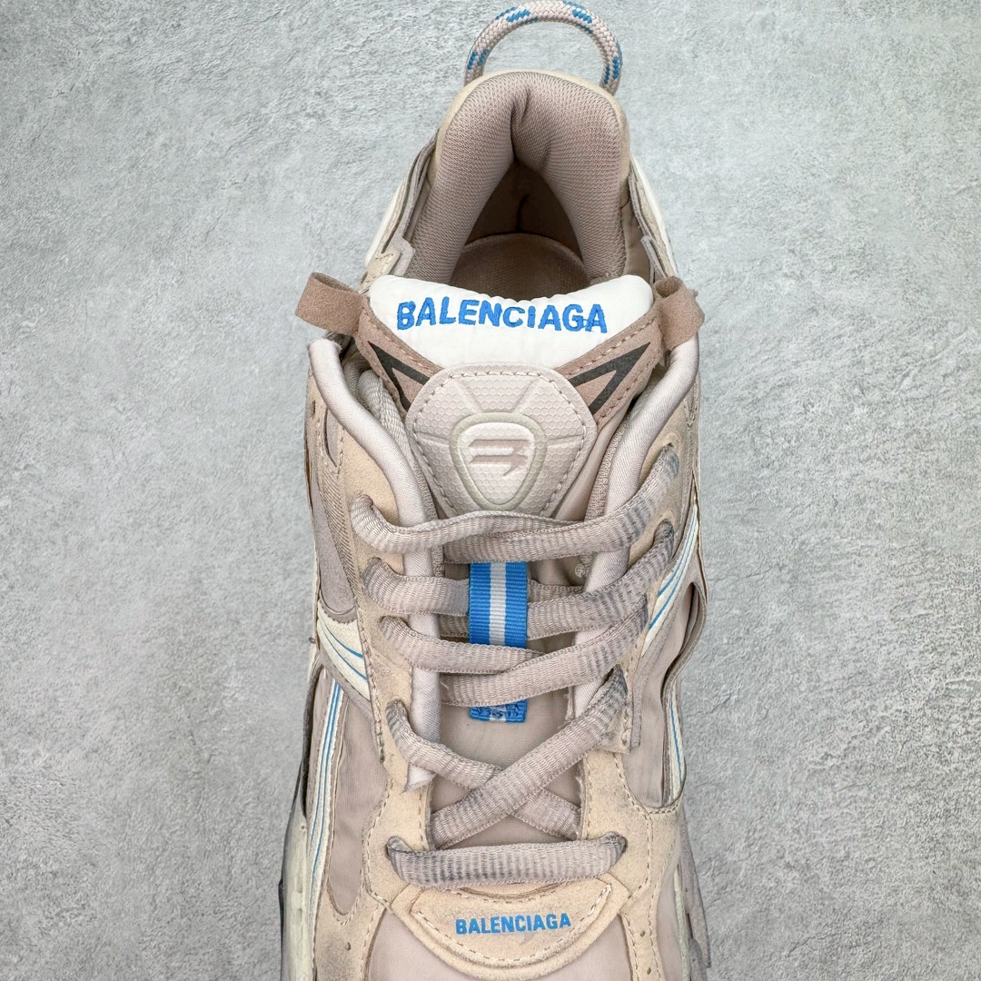 图片[5]-＃VG零售版 BALENCIAGA Runner Sneaker 巴黎世家七代慢跑系列低帮复古野跑潮流运动鞋老爹鞋 尼龙和网布材质 磨损效果 鞋头边缘印有尺码 背面浮印尺码 外侧印有跑者徽标 鞋舌刺绣 Balenciaga 品牌标识 鞋跟背面 Balenciaga品牌标识 材质采用65%聚氨酯、35%聚酯纤维 全新 Runner 鞋型轮廓借鉴于 2000 年初的复古线条 搭载大网眼面料制成鞋面基础，由粉色、白色尼龍与橡胶质地覆盖鞋面诠释线条感 当中透过几道手缝线与折损痕更是精准的掌握历经时间淬炼的破旧痕迹 延续其手法至鞋领、鞋跟、鞋带、中底等部分均饰有破损及脏污之貌 尤其是鞋领处与鞋带孔眼条更是采用不规则做旧技术将内容物泡棉随机露出 尺码：35 36 37 38 39 40 41 42 43 44 45 46-选品中心
