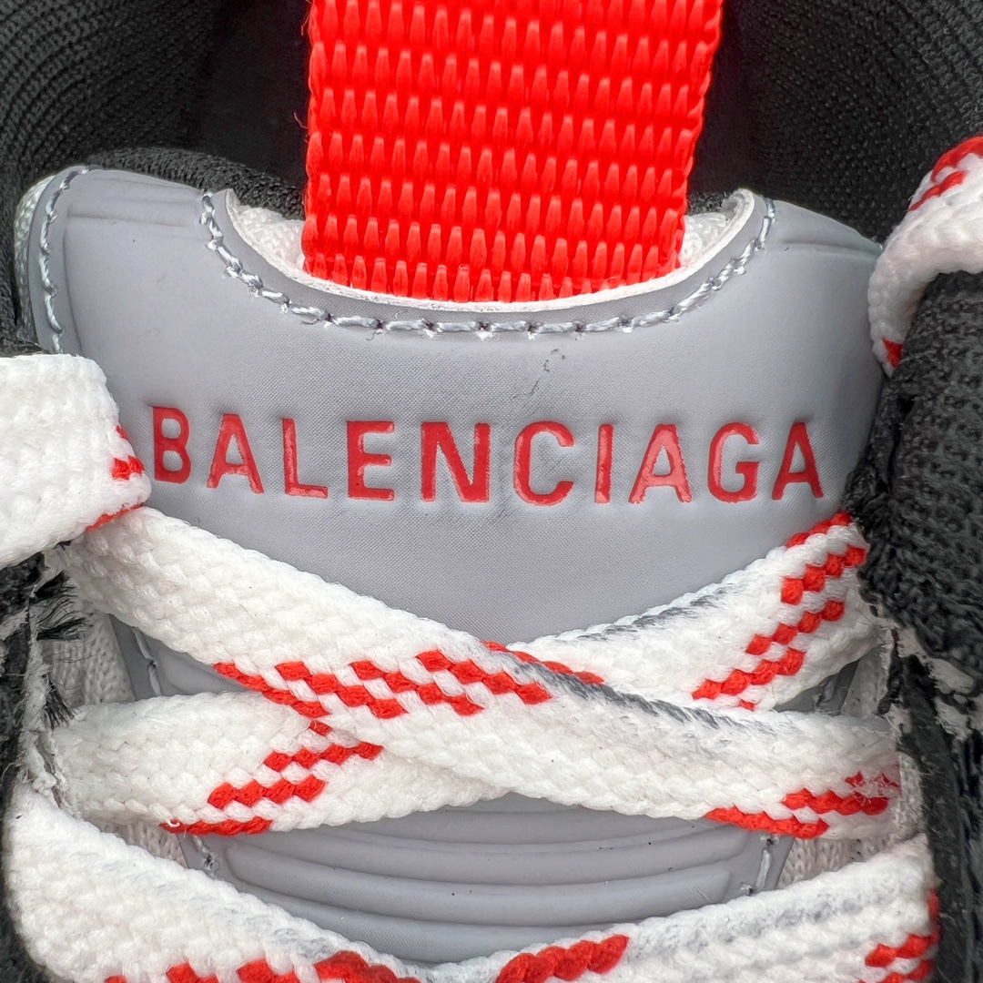 图片[12]-💰370 ＃VG零售版 BALENCIAGA 10XL Sneakers 巴黎世家十二代网布系带低帮走秀复古老爹鞋 全套原纸板楦头开发 最原汁原味的灵魂版型 全鞋荧光划线卡点 胶水把控整洁度追求极致完美 每一双都是工艺品 多重QC质检 超越公司货的品控标准 实实在在的免检产品 原盒原配 正确字体电绣 粗细、位置、大小正确 侧边TPU 透气孔匹配意产原版 正确分离大底 TPU软底 原版一致大底LOGO 立体感十足 原厂皮料水洗做旧 采购原厂网纱 不含皮革 网布材料和聚氨酯 磨损效果 展现品牌对于新潮事物的热情 这款鞋子拥有巨大尺寸和醒目设计 符合当下”老爹鞋”的趋势 鞋子采用银灰配色 营造出低调而不失华丽的效果 10XL的尺码使它成为市场中最显眼的存在 适合追求个性化的人群 Balenciaga始终站在时尚前沿 此次发布的产品再次体现了他们的创新能力 尺码：35 36 37 38 39 40 41 42 43 44 45 46 编码：by4936040-运动鞋