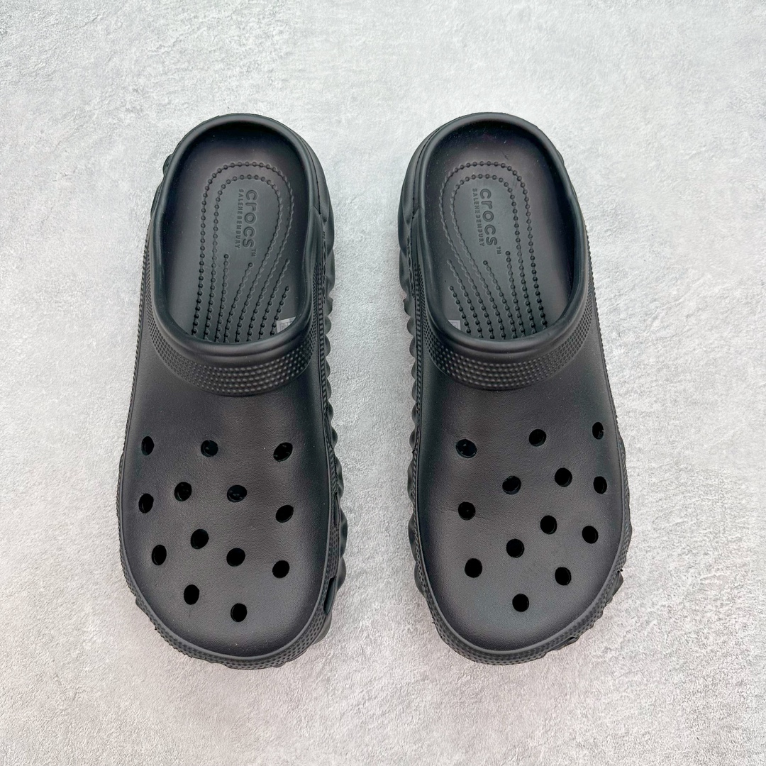 图片[2]-💰80 Crocs Realtree 卡骆驰波浪运动沙滩洞洞拖鞋超强LiteRide科技缓震鞋垫加持 官方2023最新款 透明防水袋包装 注意配件需单独购买 超轻Croslite专利材料打造 鞋面更加耐用易清洗 该鞋款轻盈舒适 2002年 经典克骆格诞生 秉承外形简单 穿着舒适的初衷 不断为消费者带来舒适的穿着体验 穿出“趣”味 鞋面洞洞可搭彰显个性的智必星 一鞋两穿 可调节式后跟带增添鞋身的稳固性能 放前面变成愜意舒适的凉拖 放后面行走跑跳更加稳妥 Croslite ™材料 封闭式细胞树脂 能够在体温作用下自动变形以适应脚部形状 涉水性优秀的同时易于清洁 抓地力强 不易打滑 Crocs的核心理念：轻便 灵活 全方位的舒适感 同步官方尺码：M4（36-37） M5（37-38）M6（38-39）M7（39-40）M8（41-42）M9（42-43）M10（43-44）M11（45-46） 编码：Cby1936050-运动鞋