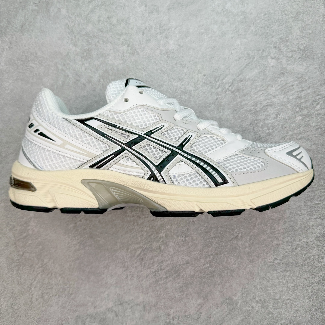 💰160 Asics Gel-1130 亚瑟士系列低帮复古休闲运动慢跑鞋 整双鞋在鞋面部分选用网眼布与皮革相互连接，在鞋面银色金属质感的线条中，ASICS 品牌标志性的虎爪 Logo 出现在鞋身侧面，既展现出复古美感，又加深了整双鞋的层次感。搭载着 Ortholite 鞋垫，之后再辅以 GEL 缓震胶中底和耐磨大底，在提升上脚舒适性的同时，在缓震脚感以及耐磨抓地力方面也能满足日常运动需求。尺码：36 37 37.5 38 39.5 40 40.5 41.5 42 42.5 43.5 44 45 编码：Bby2936030-运动鞋