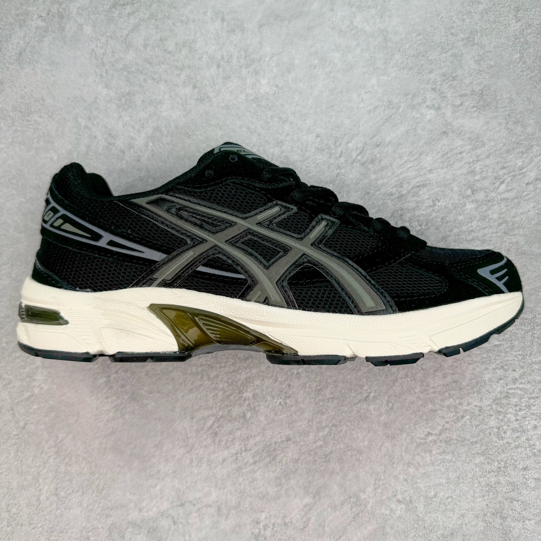 💰160 Asics Gel-1130 亚瑟士系列低帮复古休闲运动慢跑鞋 整双鞋在鞋面部分选用网眼布与皮革相互连接，在鞋面银色金属质感的线条中，ASICS 品牌标志性的虎爪 Logo 出现在鞋身侧面，既展现出复古美感，又加深了整双鞋的层次感。搭载着 Ortholite 鞋垫，之后再辅以 GEL 缓震胶中底和耐磨大底，在提升上脚舒适性的同时，在缓震脚感以及耐磨抓地力方面也能满足日常运动需求。尺码：36 37 37.5 38 39.5 40 40.5 41.5 42 42.5 43.5 44 45 编码：Bby2936030-运动鞋