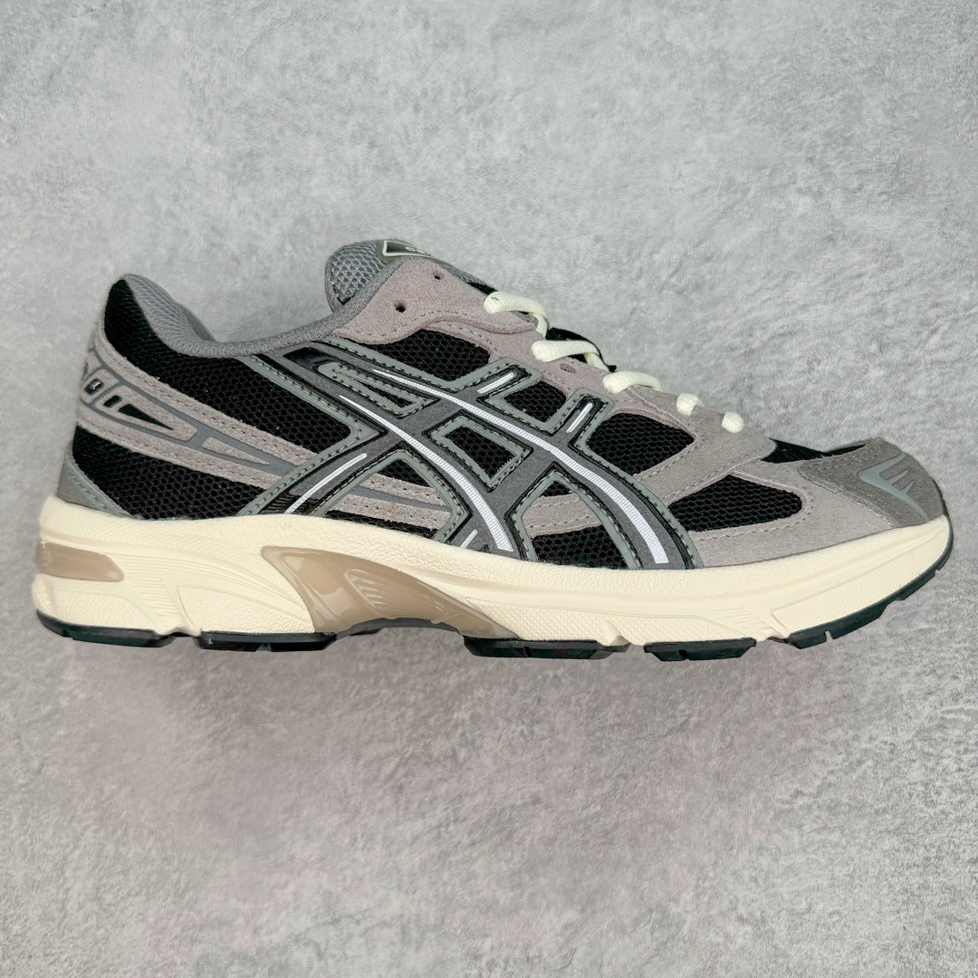 Asics Gel-1130 亚瑟士系列低帮复古休闲运动慢跑鞋 整双鞋在鞋面部分选用网眼布与皮革相互连接，在鞋面银色金属质感的线条中，ASICS 品牌标志性的虎爪 Logo 出现在鞋身侧面，既展现出复古美感，又加深了整双鞋的层次感。搭载着 Ortholite 鞋垫，之后再辅以 GEL 缓震胶中底和耐磨大底，在提升上脚舒适性的同时，在缓震脚感以及耐磨抓地力方面也能满足日常运动需求。尺码：36 37 37.5 38 39.5 40 40.5 41.5 42 42.5 43.5 44 45-选品中心