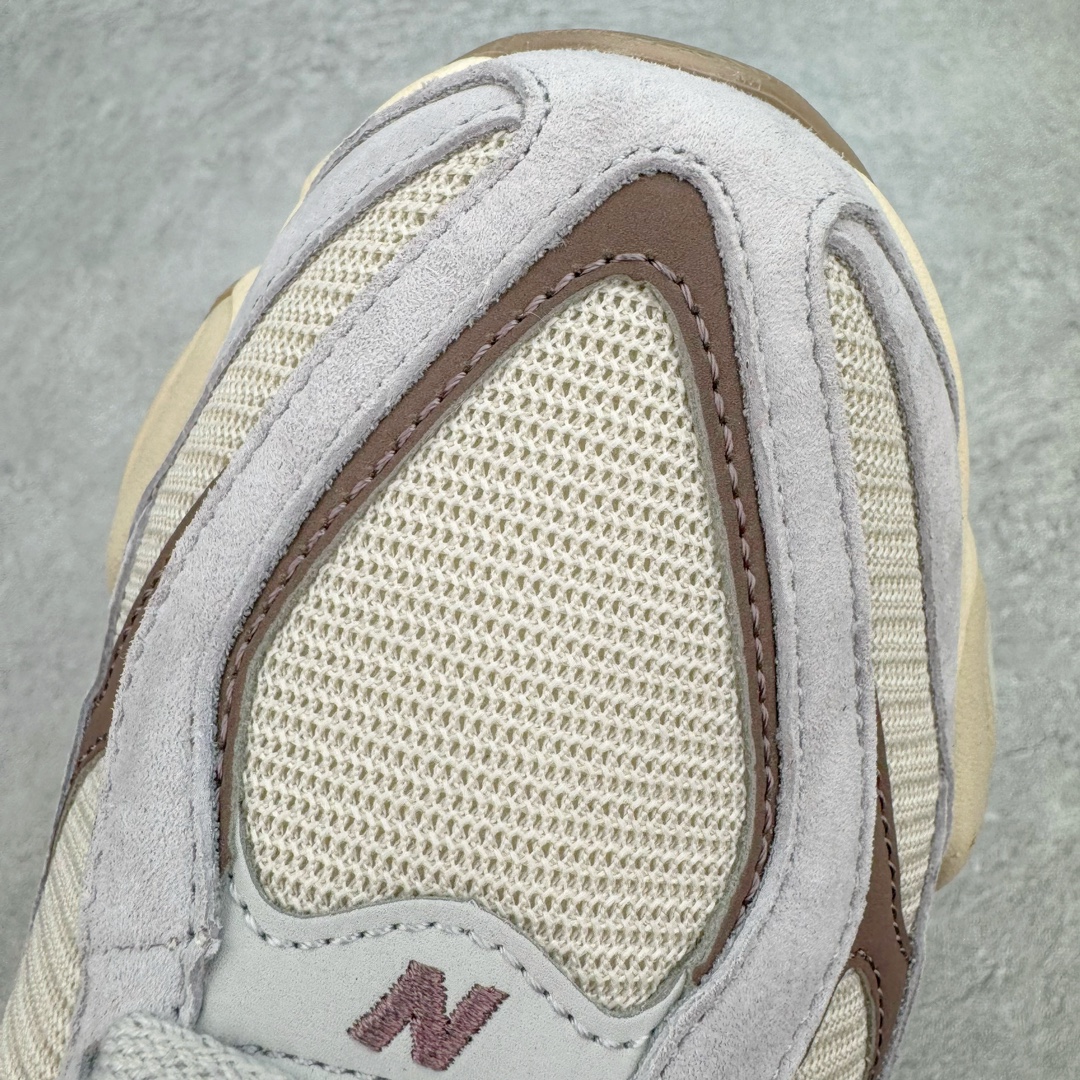 图片[13]-💰210 ＃AY纯原 New Balance NB9060系列 新百伦绒面革网布经典百搭防滑耐磨透气低帮生活休闲鞋 棕灰 U9060FNA 全套原楦原纸板原厂数据开发 进口三明治网面 原装进口翻毛皮料正确绒感卡色 正确中底拉帮中底网布细节 原厂标裁 带紫光防伪 定制后跟透明水晶模块 冲裁组合 大底贴合程度胶水上色把控完美 整洁度挑战全网艺术家 多道序QC把关品质完善 匠心打造 耗时两个月开发完成 工艺极其复杂难度可想而知 新开独立私模大底 全网唯一正确六层组合大底 高端零售专供产物 Size：36 37 37.5 38 38.5 39 40 40.5 41 42 42.5 43 44 45.5 46.5 编码：by2936080-运动鞋