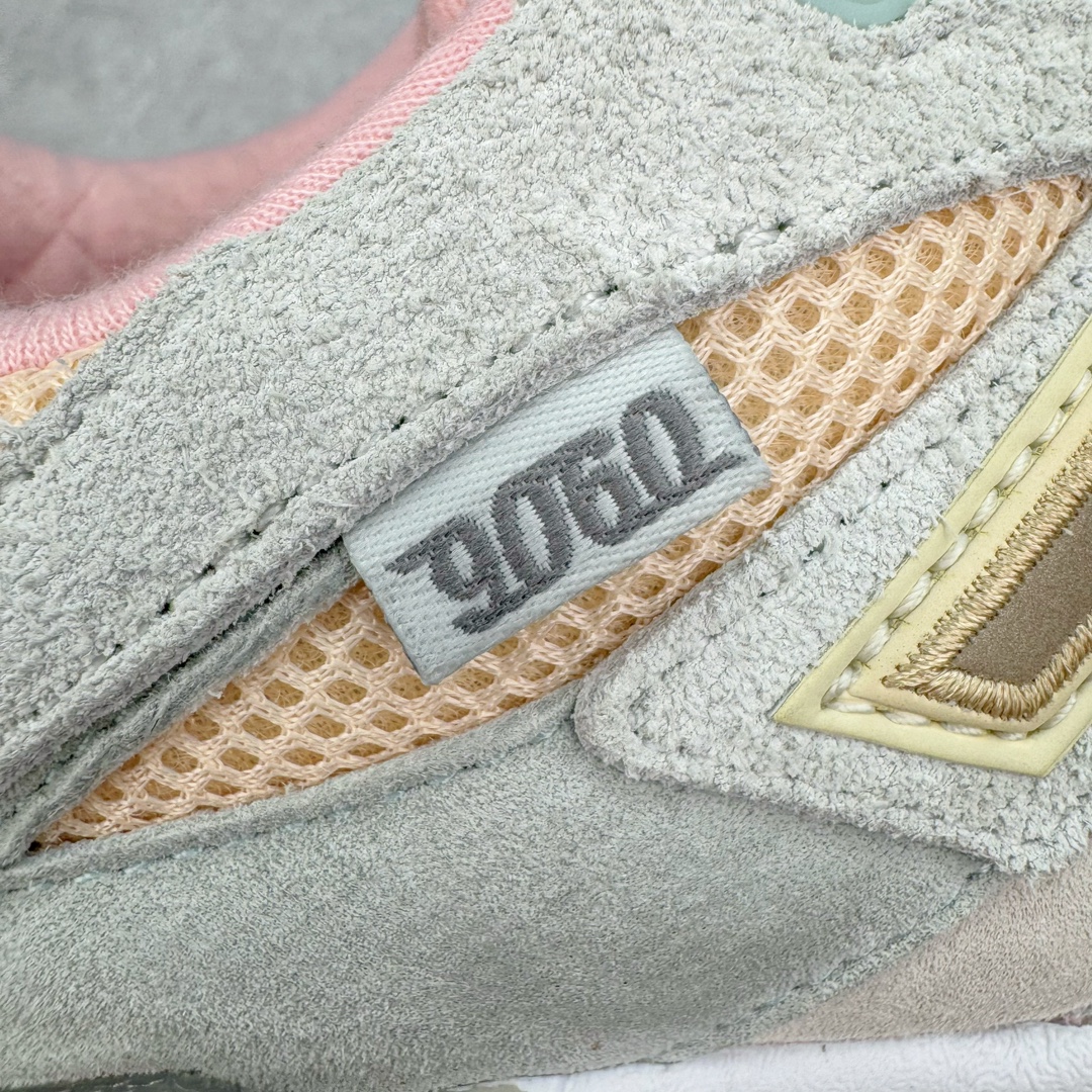 图片[17]-💰210 ＃AY纯原 Joe Freshgoods x New Balance NB9060 新百伦绒面革网布经典百搭防滑耐磨透气低帮生活休闲鞋 联名灰粉 U9060JG1 全套原楦原纸板原厂数据开发 进口三明治网面 原装进口翻毛皮料正确绒感卡色 正确中底拉帮中底网布细节 原厂标裁 带紫光防伪 定制后跟透明水晶模块 冲裁组合 大底贴合程度胶水上色把控完美 整洁度挑战全网艺术家 多道序QC把关品质完善 匠心打造 耗时两个月开发完成 工艺极其复杂难度可想而知 新开独立私模大底 全网唯一正确六层组合大底 高端零售专供产物 Size：36 37 37.5 38 38.5 39 40 40.5 41 42 42.5 43 44 45.5 46.5 编码：by2936080-运动鞋