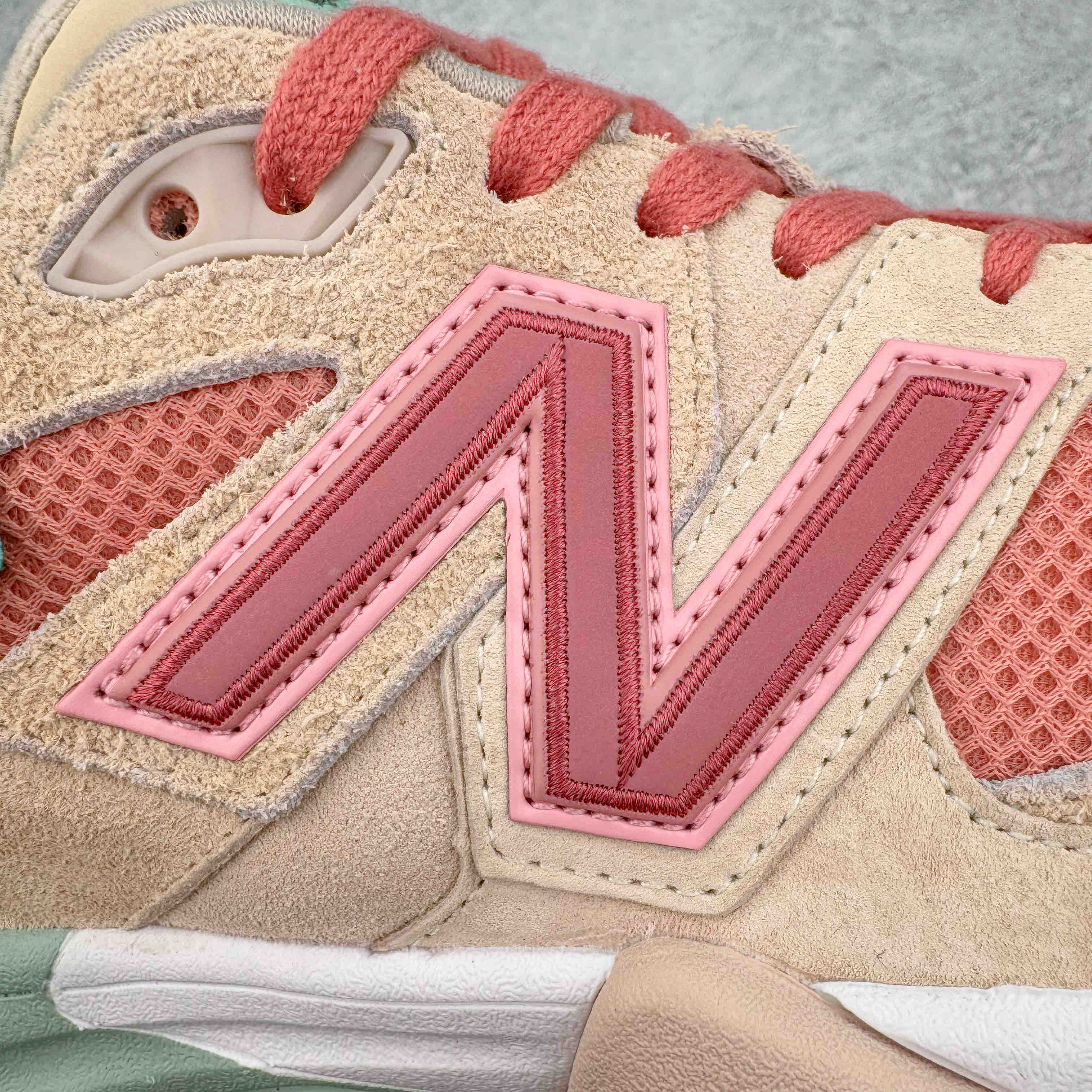 图片[17]-💰210 ＃AY纯原 Joe Freshgoods x New Balance NB9060 新百伦绒面革网布经典百搭防滑耐磨透气低帮生活休闲鞋 联名三文鱼粉 U9060JF1 全套原楦原纸板原厂数据开发 进口三明治网面 原装进口翻毛皮料正确绒感卡色 正确中底拉帮中底网布细节 原厂标裁 带紫光防伪 定制后跟透明水晶模块 冲裁组合 大底贴合程度胶水上色把控完美 整洁度挑战全网艺术家 多道序QC把关品质完善 匠心打造 耗时两个月开发完成 工艺极其复杂难度可想而知 新开独立私模大底 全网唯一正确六层组合大底 高端零售专供产物 Size：36 37 37.5 38 38.5 39 40 40.5 41 42 42.5 43 44 45.5 46.5 编码：by2936080-运动鞋