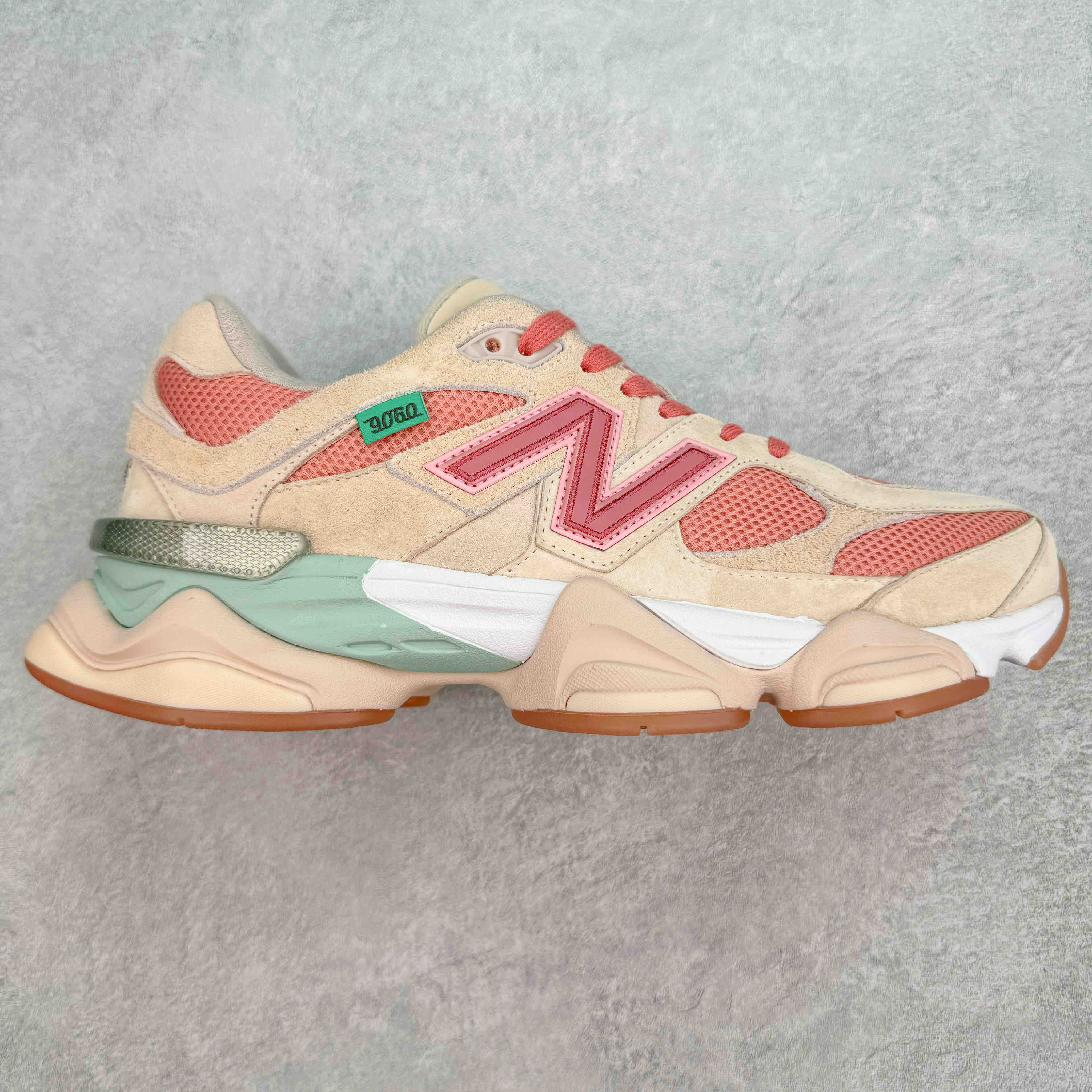 💰210 ＃AY纯原 Joe Freshgoods x New Balance NB9060 新百伦绒面革网布经典百搭防滑耐磨透气低帮生活休闲鞋 联名三文鱼粉 U9060JF1 全套原楦原纸板原厂数据开发 进口三明治网面 原装进口翻毛皮料正确绒感卡色 正确中底拉帮中底网布细节 原厂标裁 带紫光防伪 定制后跟透明水晶模块 冲裁组合 大底贴合程度胶水上色把控完美 整洁度挑战全网艺术家 多道序QC把关品质完善 匠心打造 耗时两个月开发完成 工艺极其复杂难度可想而知 新开独立私模大底 全网唯一正确六层组合大底 高端零售专供产物 Size：36 37 37.5 38 38.5 39 40 40.5 41 42 42.5 43 44 45.5 46.5 编码：by2936080-运动鞋