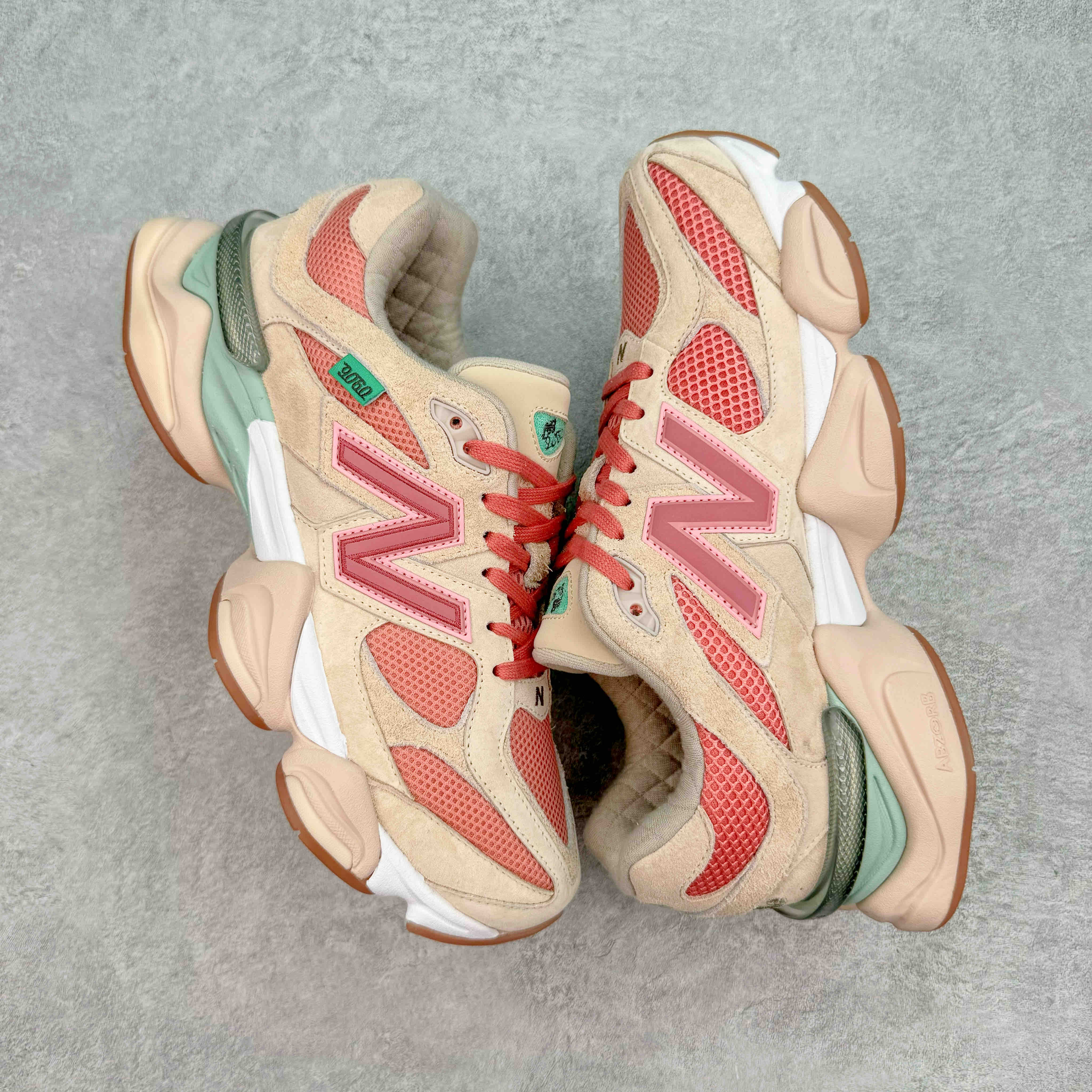 图片[3]-💰210 ＃AY纯原 Joe Freshgoods x New Balance NB9060 新百伦绒面革网布经典百搭防滑耐磨透气低帮生活休闲鞋 联名三文鱼粉 U9060JF1 全套原楦原纸板原厂数据开发 进口三明治网面 原装进口翻毛皮料正确绒感卡色 正确中底拉帮中底网布细节 原厂标裁 带紫光防伪 定制后跟透明水晶模块 冲裁组合 大底贴合程度胶水上色把控完美 整洁度挑战全网艺术家 多道序QC把关品质完善 匠心打造 耗时两个月开发完成 工艺极其复杂难度可想而知 新开独立私模大底 全网唯一正确六层组合大底 高端零售专供产物 Size：36 37 37.5 38 38.5 39 40 40.5 41 42 42.5 43 44 45.5 46.5 编码：by2936080-运动鞋