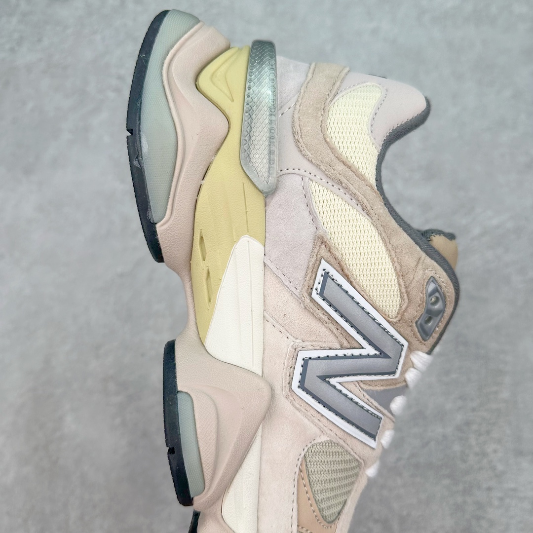 图片[6]-💰160 ＃福利特价‼New Balance NB9060系列 新百伦绒面革网布经典百搭防滑耐磨透气低帮生活休闲鞋 新百伦又带来了新鞋型 鞋身主体采用了类似 990 系列的设计风格 与传统复古慢跑鞋区别不大 最大的变化就是鞋底部分 在传统设计的中底外层 增加了多个分区的模块 圆润的线条设计与我们熟悉的 New Balance 风格截然不同 但与同样充满弧形线条的鞋面搭配 看起来毫无违和感 尺码：36-45 编码：Qby2936030-运动鞋