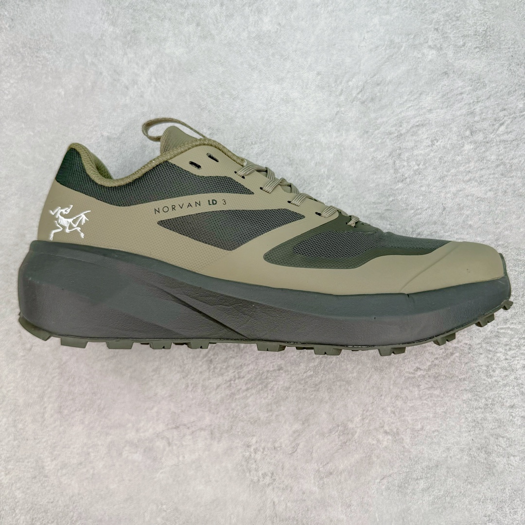 💰260 ＃纯原 加拿大品牌 始祖鸟·Arc\’teryx Norvan LD 3 GTX Trail 北温哥华三代系列长距离越野徒步户外运动跑鞋 ARC\’TERYX始祖鸟，户外运动产品的天花板品牌，2017年发布第一款越野跑鞋NORVAN VT，始祖鸟的越野跑鞋分为三个系列，分别是：VT（Vertical Terrain垂直地形）、LD（Long Distance长距离）、SL（Super Light超轻），发展到今日已经更新到了第三代产品，而NORVAN的命名源于北温哥华（North Vancouver）代表高性能越野跑系统。在2018年我测评了始祖鸟第一代长距离越野跑鞋NORVAN LD，而这次测评的，正是该系列的第三代产品NORVAN LD 3，它与初代相比可以说是脱胎换骨的改变。在整体外观方面，NORVAN LD 3保持了ARC\’TERYX始祖鸟一贯的设计风格，配色一如既往的“素”，使用纯色营造出高级感。鞋面采用单层网孔Cordura®鞋面，与初代的紧密编织鞋面相比透气性能更好，鞋面热压了TPU薄膜支撑鞋面，得益于靠近中底整圈的热压TPU，使NORVAN LD 3的涉水深度更深。NORVAN LD 3帮面一体成型，只在跟杯正中进行缝合，跟杯有硬质港宝，能有效支撑和锁定足跟，足跟外侧印刷了ARC\’TERYX始祖鸟LOGO。鞋头多层防踢设计保护脚趾，避免脚趾踢到尖利的岩石导致受伤。SIZE：36 36.5 37.5 38 38.5 39 40 40.5 41 42 42.5 43 44 44.5 45 46 编码：Sby3936030-运动鞋