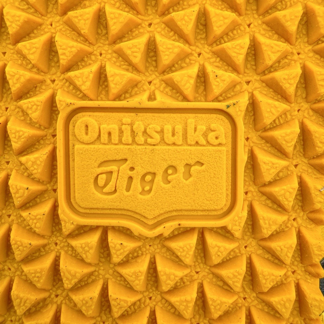 图片[23]-＃HK纯原 Asics Onitsuka Tiger MEXICO 66 亚瑟士鬼冢虎复古经典板鞋 市场最强版本 头层小羊皮加持 海外订单工厂出品 超成熟稳定的做工品控 原装全套纸板楦头开发 原汁原味 完美呈现版型 私模正确鞋底咬花纹路 一比一鞋头弧度高度鞋身弧度 绝不口嗨 细节品控鞋型随意秒杀市面 原档咬花纹路私模大底 一个单元有六个三角形 总体形拼接呈现花瓣状 官方四联吊牌 原装Ortholite轻量化鞋垫 原盒原配 质保卡 说明书 钢印防尘纸 纸板中底带钢印 乳胶组合鞋垫 支持全方位的对比专柜 产品从款式颜色造型上体现出追求舒适和细节的完美 鞋类更是推崇手工制作的严谨与完美 融舒适性与可穿性的设计风格 注重细节的完美和别致魅力 既保持稳重 又不失轻松的时尚感 尺码：36 37 37.5 38 39 39.5 40 40.5 41.5 42 42.5 43.5 44 45 46-选品中心