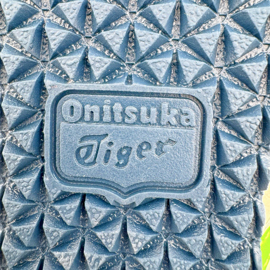 图片[22]-＃HK纯原 Asics Onitsuka Tiger MEXICO 66 亚瑟士鬼冢虎复古经典板鞋 市场最强版本 头层小羊皮加持 海外订单工厂出品 超成熟稳定的做工品控 原装全套纸板楦头开发 原汁原味 完美呈现版型 私模正确鞋底咬花纹路 一比一鞋头弧度高度鞋身弧度 绝不口嗨 细节品控鞋型随意秒杀市面 原档咬花纹路私模大底 一个单元有六个三角形 总体形拼接呈现花瓣状 官方四联吊牌 原装Ortholite轻量化鞋垫 原盒原配 质保卡 说明书 钢印防尘纸 纸板中底带钢印 乳胶组合鞋垫 支持全方位的对比专柜 产品从款式颜色造型上体现出追求舒适和细节的完美 鞋类更是推崇手工制作的严谨与完美 融舒适性与可穿性的设计风格 注重细节的完美和别致魅力 既保持稳重 又不失轻松的时尚感 尺码：36 37 37.5 38 39 39.5 40 40.5 41.5 42 42.5 43.5 44 45 46-选品中心