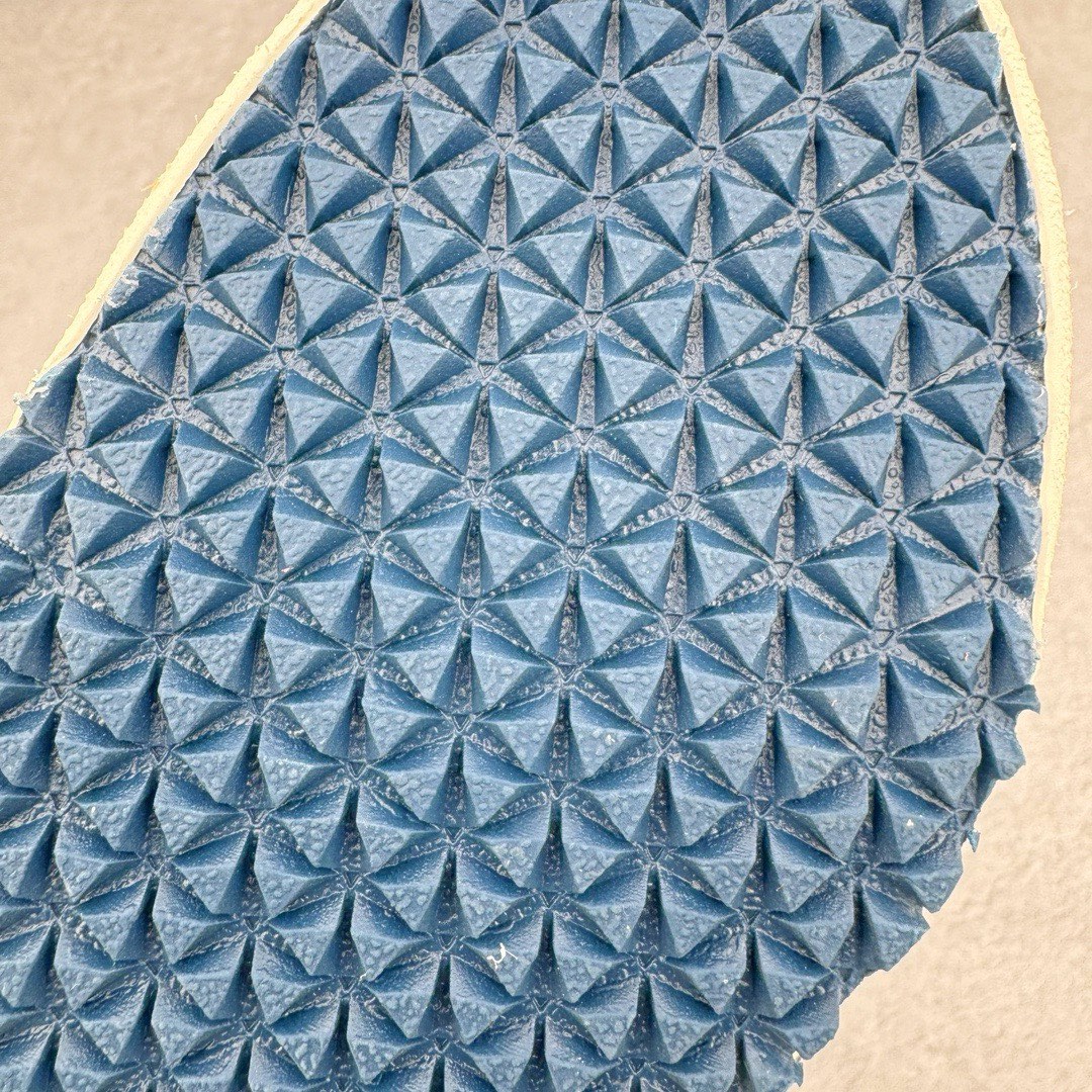 图片[23]-＃HK纯原 Asics Onitsuka Tiger MEXICO 66 亚瑟士鬼冢虎复古经典板鞋 市场最强版本 头层小羊皮加持 海外订单工厂出品 超成熟稳定的做工品控 原装全套纸板楦头开发 原汁原味 完美呈现版型 私模正确鞋底咬花纹路 一比一鞋头弧度高度鞋身弧度 绝不口嗨 细节品控鞋型随意秒杀市面 原档咬花纹路私模大底 一个单元有六个三角形 总体形拼接呈现花瓣状 官方四联吊牌 原装Ortholite轻量化鞋垫 原盒原配 质保卡 说明书 钢印防尘纸 纸板中底带钢印 乳胶组合鞋垫 支持全方位的对比专柜 产品从款式颜色造型上体现出追求舒适和细节的完美 鞋类更是推崇手工制作的严谨与完美 融舒适性与可穿性的设计风格 注重细节的完美和别致魅力 既保持稳重 又不失轻松的时尚感 尺码：36 37 37.5 38 39 39.5 40 40.5 41.5 42 42.5 43.5 44 45 46-选品中心