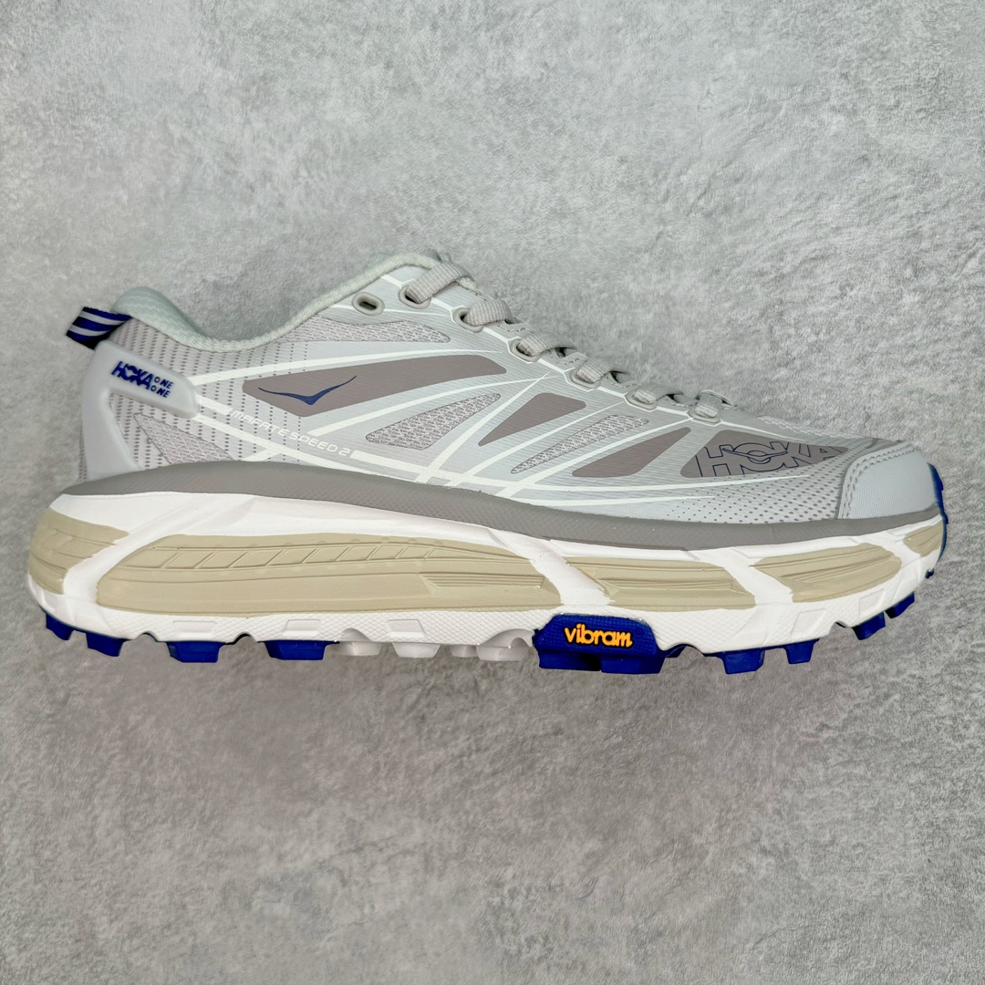 图片[8]-💰180 HOKA ONE ONE Mafate Speed 2 Low 玛法特2代系列低帮轻量户外越野休闲运动慢跑鞋 HOKA ONE ONE 最近推出了一个胶囊系列 Origin Story 这个系列里的 Mafate Speed 2 可以说让我日思夜想有一阵子了 最近终于拔草 让我来分享一下这双也是上脚赞到爆的越野跑鞋吧 以阿尔卑斯山脉作为主题将亮黄色与蓝色调覆盖在这经典轮廓之上 配色的呈现效果相当亮眼 以至于很多人买这个配色是用来日常搭配的 鞋面采用超轻的无缝架构 轻薄的TPU贴在透气的鞋面材料上 减轻重量同时也保证了支撑性 鞋底则采用滚动平衡技术 引导跑者回归自然步态 祖传的神奇EVA材质中底依旧是一如既往地表现优秀 能提供充足的缓震 作为HOKA家的越野跑鞋 VIBRAM 橡胶大底也是必不可少的 即便在复杂湿滑的地形 依旧能有良好的抓地力及稳定性 鞋带采用了弹性不易松脱的扁宽弹性鞋带 前掌与中掌部分也进行了加宽 也更加适合亚洲人的脚型 是一款十分全面且足够强悍的户外硬核越野鞋 而这双极其亮眼的越野跑鞋恰好又是在江山一百中参赛的UTMB冠军 Ludovic POMMERET 夺冠时穿着的战靴 这就让它变得更加有吸引力了 用来日常搭配的话短裤是基本不挑 长裤我个人推荐阔腿裤 工装裤以及各种长筒牛仔裤都可以 SIZE：36 36.5 37.5 38 38.5 39 40 40.5 41 42 42.5 43 44 44.5 45 编码：Sby2936050-运动鞋