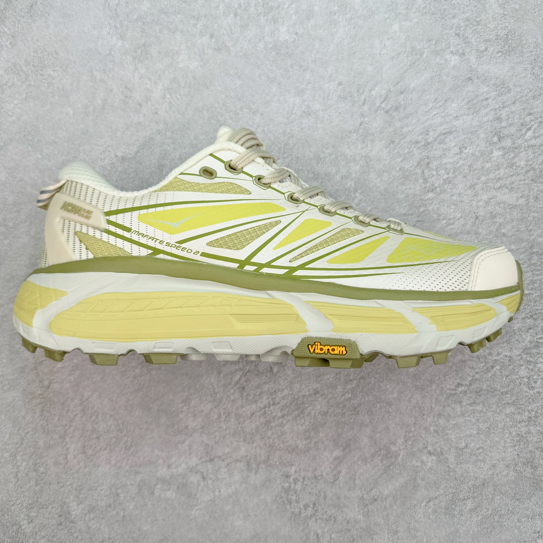 💰180 HOKA ONE ONE Mafate Speed 2 Low 玛法特2代系列低帮轻量户外越野休闲运动慢跑鞋 HOKA ONE ONE 最近推出了一个胶囊系列 Origin Story 这个系列里的 Mafate Speed 2 可以说让我日思夜想有一阵子了 最近终于拔草 让我来分享一下这双也是上脚赞到爆的越野跑鞋吧 以阿尔卑斯山脉作为主题将亮黄色与蓝色调覆盖在这经典轮廓之上 配色的呈现效果相当亮眼 以至于很多人买这个配色是用来日常搭配的 鞋面采用超轻的无缝架构 轻薄的TPU贴在透气的鞋面材料上 减轻重量同时也保证了支撑性 鞋底则采用滚动平衡技术 引导跑者回归自然步态 祖传的神奇EVA材质中底依旧是一如既往地表现优秀 能提供充足的缓震 作为HOKA家的越野跑鞋 VIBRAM 橡胶大底也是必不可少的 即便在复杂湿滑的地形 依旧能有良好的抓地力及稳定性 鞋带采用了弹性不易松脱的扁宽弹性鞋带 前掌与中掌部分也进行了加宽 也更加适合亚洲人的脚型 是一款十分全面且足够强悍的户外硬核越野鞋 而这双极其亮眼的越野跑鞋恰好又是在江山一百中参赛的UTMB冠军 Ludovic POMMERET 夺冠时穿着的战靴 这就让它变得更加有吸引力了 用来日常搭配的话短裤是基本不挑 长裤我个人推荐阔腿裤 工装裤以及各种长筒牛仔裤都可以 SIZE：36 36.5 37.5 38 38.5 39 40 40.5 41 42 42.5 43 44 44.5 45 编码：Sby2936050-运动鞋